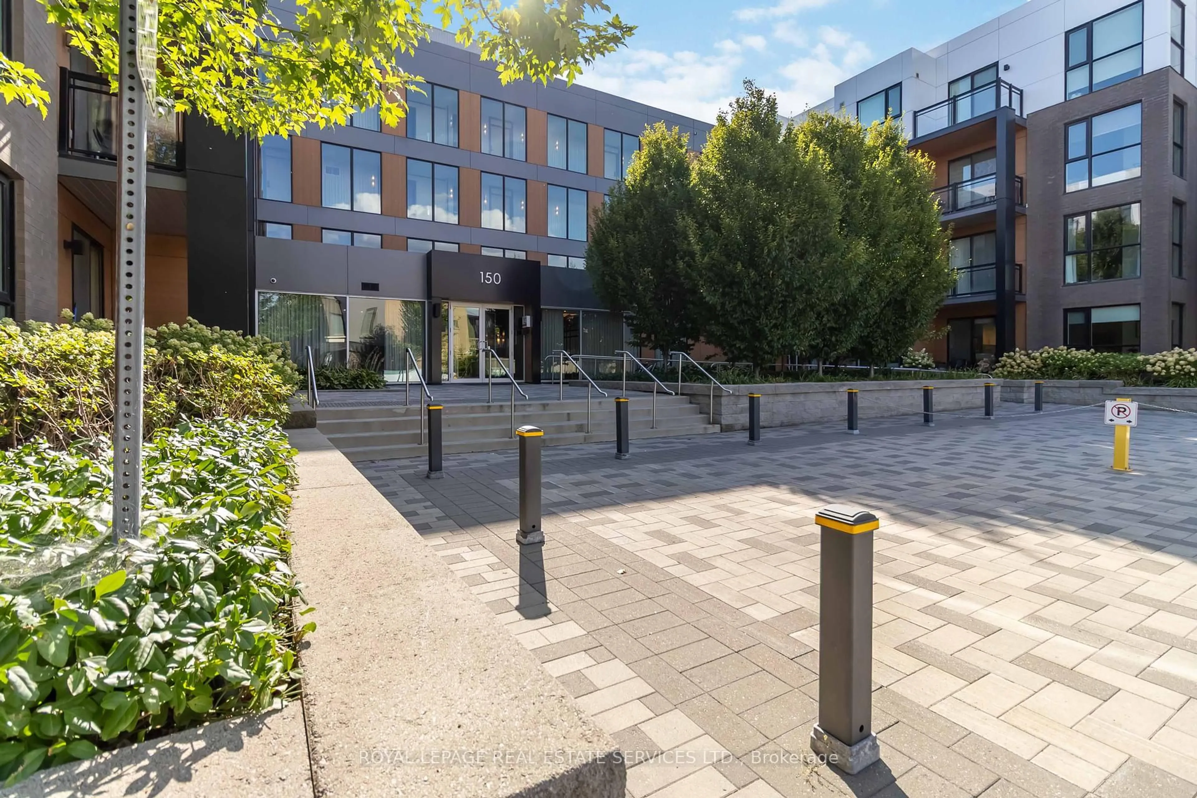 Patio, building for 150 Sabina Dr #108, Oakville Ontario L6H 7C3