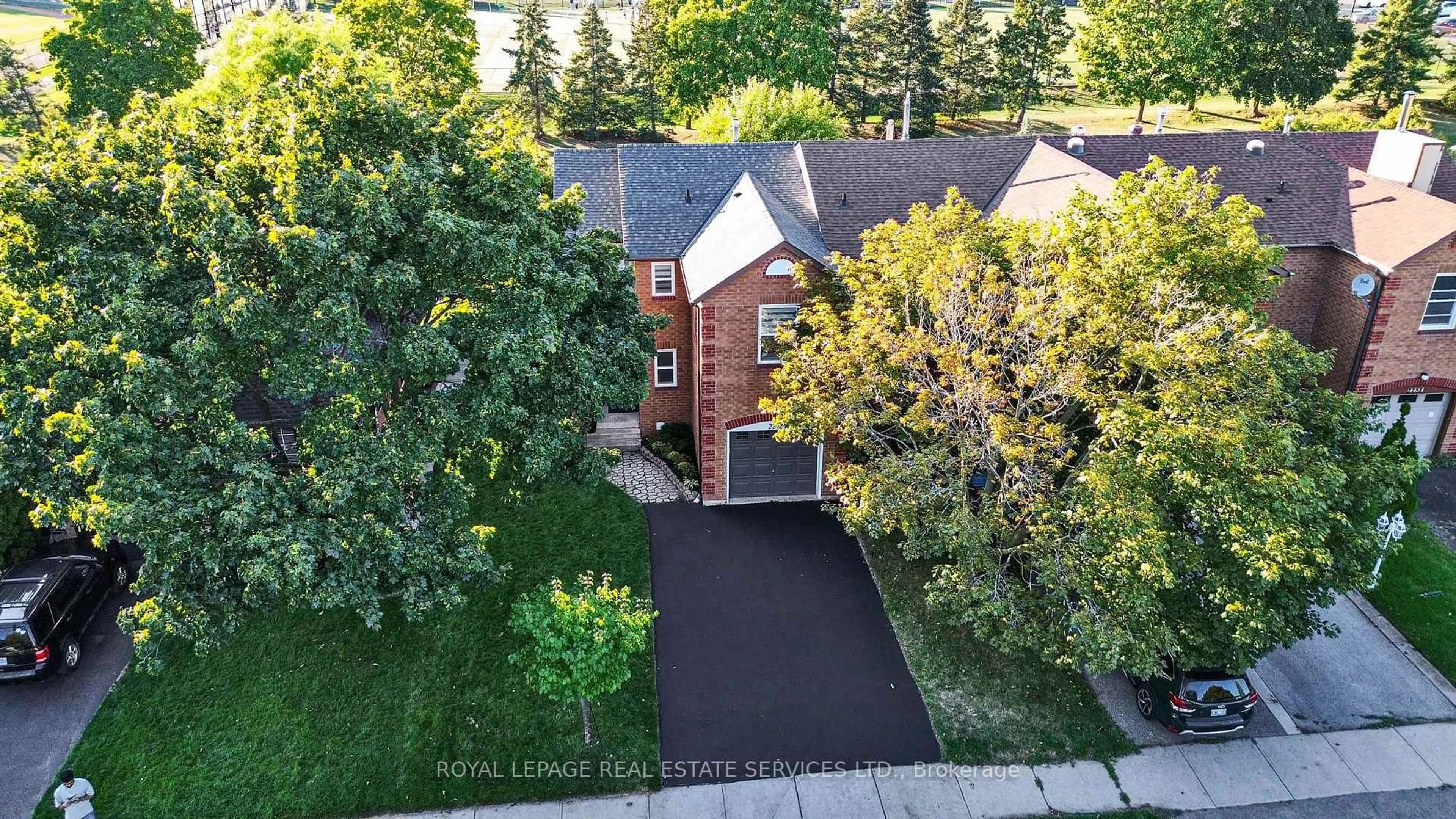 A pic from outside/outdoor area/front of a property/back of a property/a pic from drone, street for 2252 Margot St, Oakville Ontario L6H 3M7