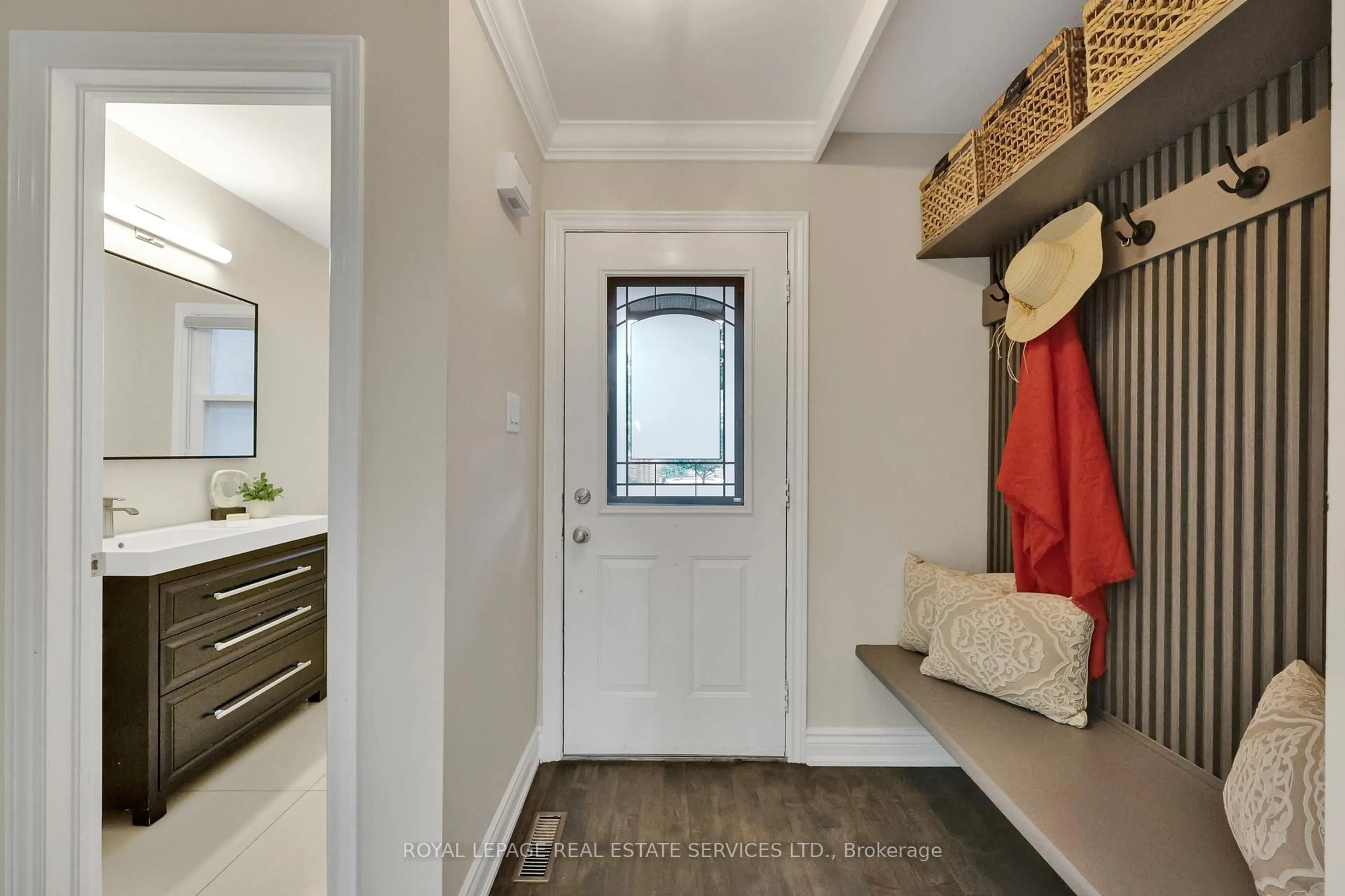 Indoor entryway for 2252 Margot St, Oakville Ontario L6H 3M7