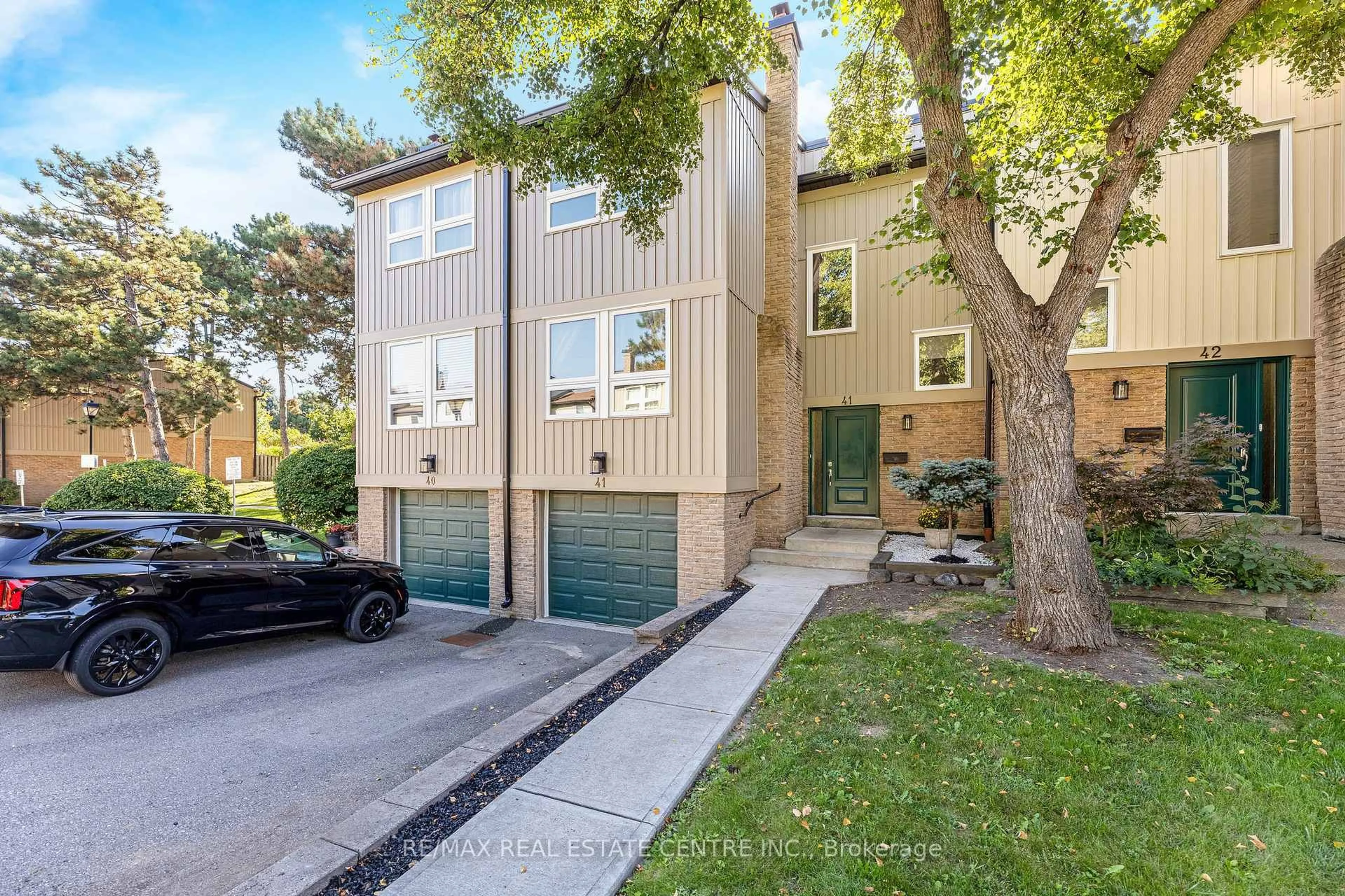 Home with brick exterior material, street for 7080 Copenhagen Rd #41, Mississauga Ontario L5N 2C9