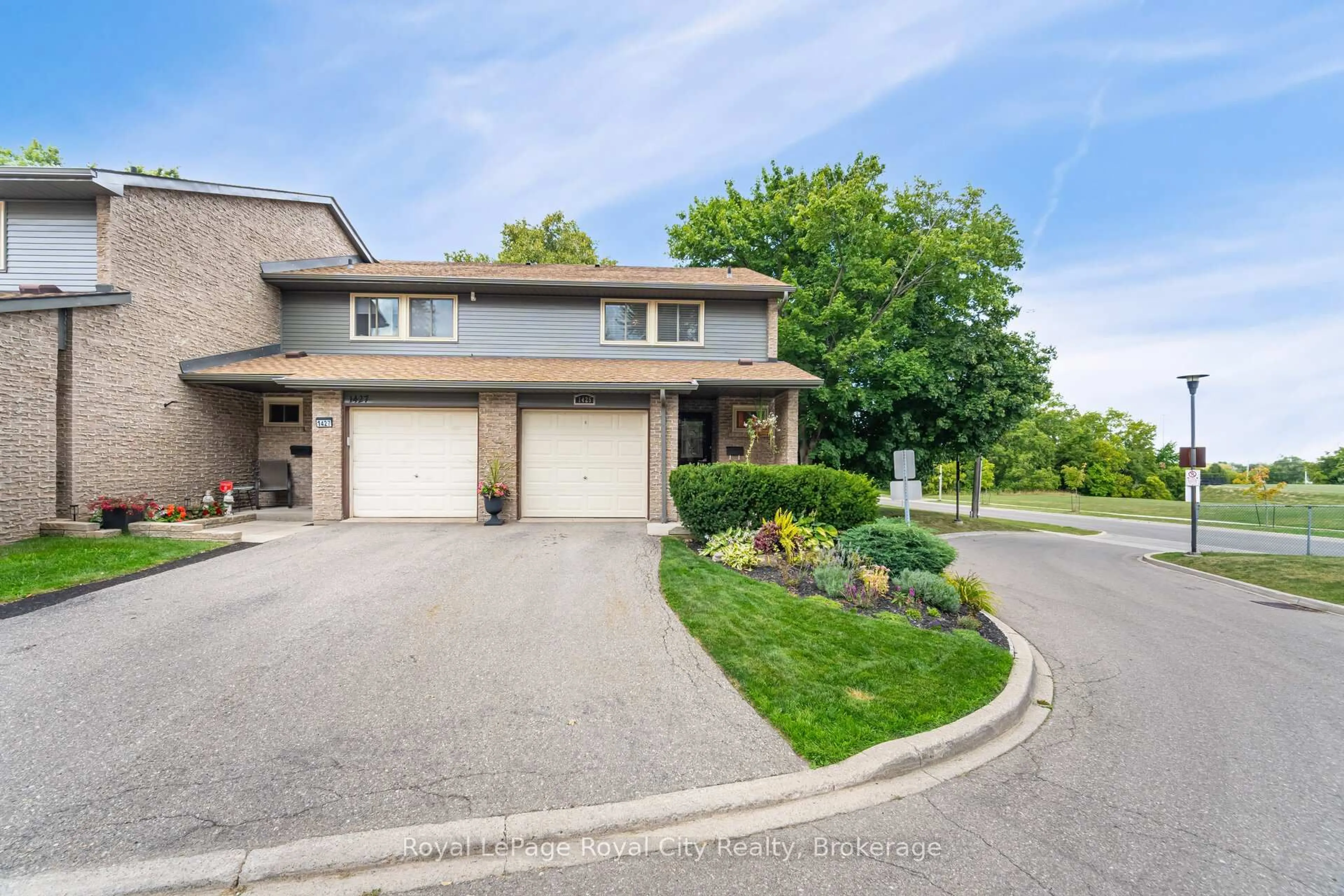 A pic from outside/outdoor area/front of a property/back of a property/a pic from drone, street for 1425 Ester Dr, Burlington Ontario L7P 1L5