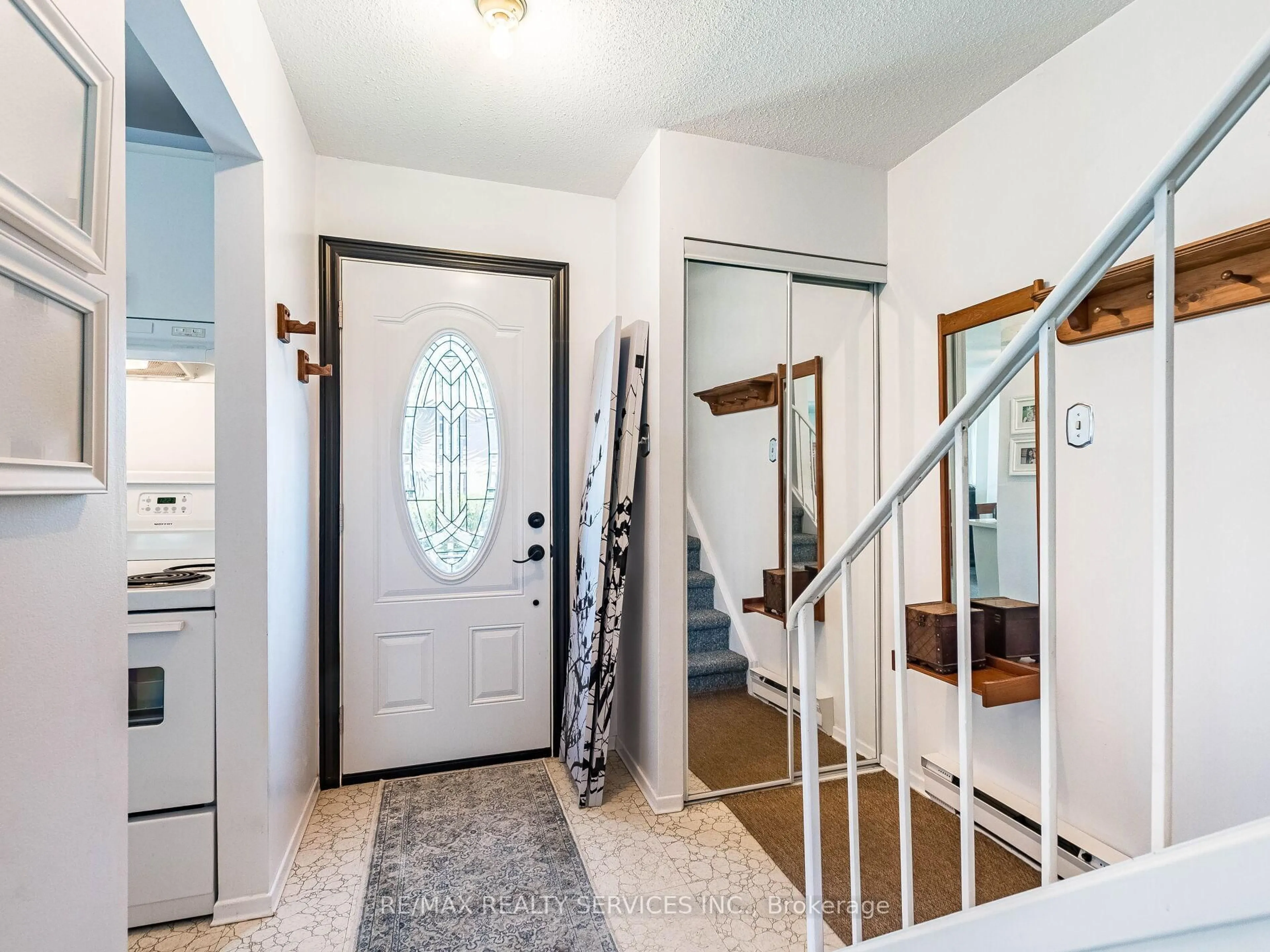Indoor entryway for 20 Jasmine Sq, Brampton Ontario L6S 2N1