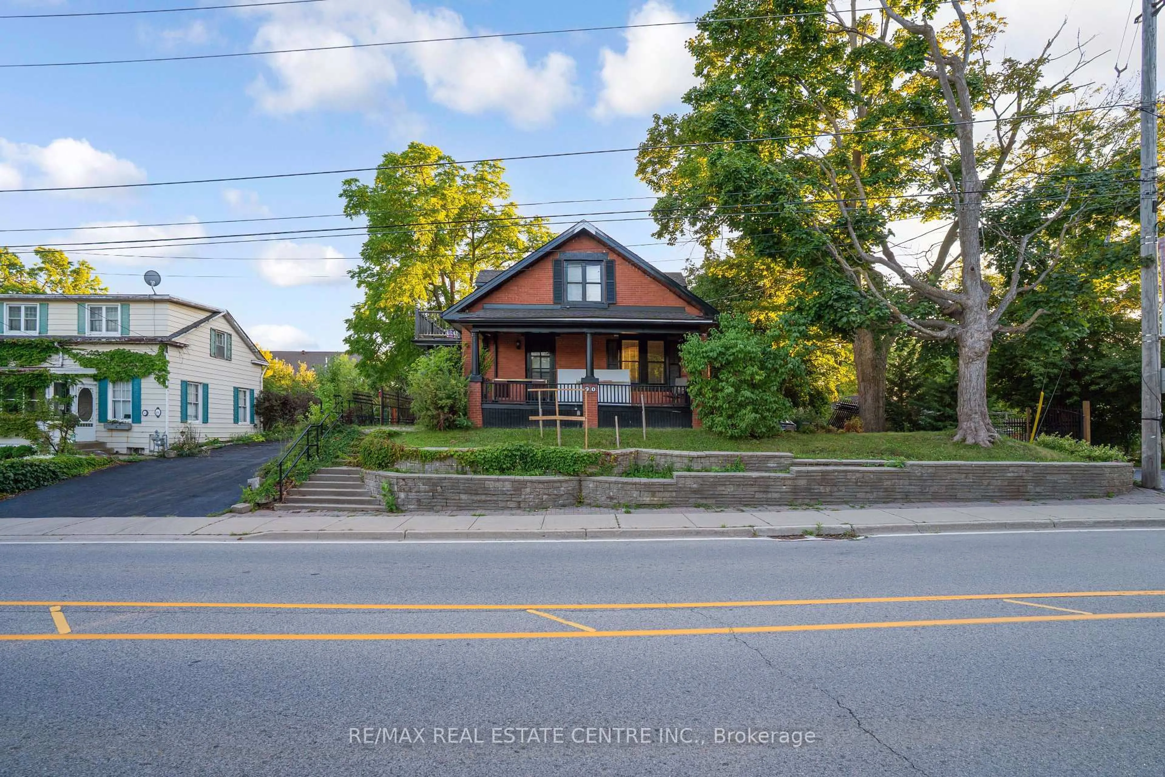 A pic from outside/outdoor area/front of a property/back of a property/a pic from drone, street for 90 Main St, Milton Ontario L0P 1B0