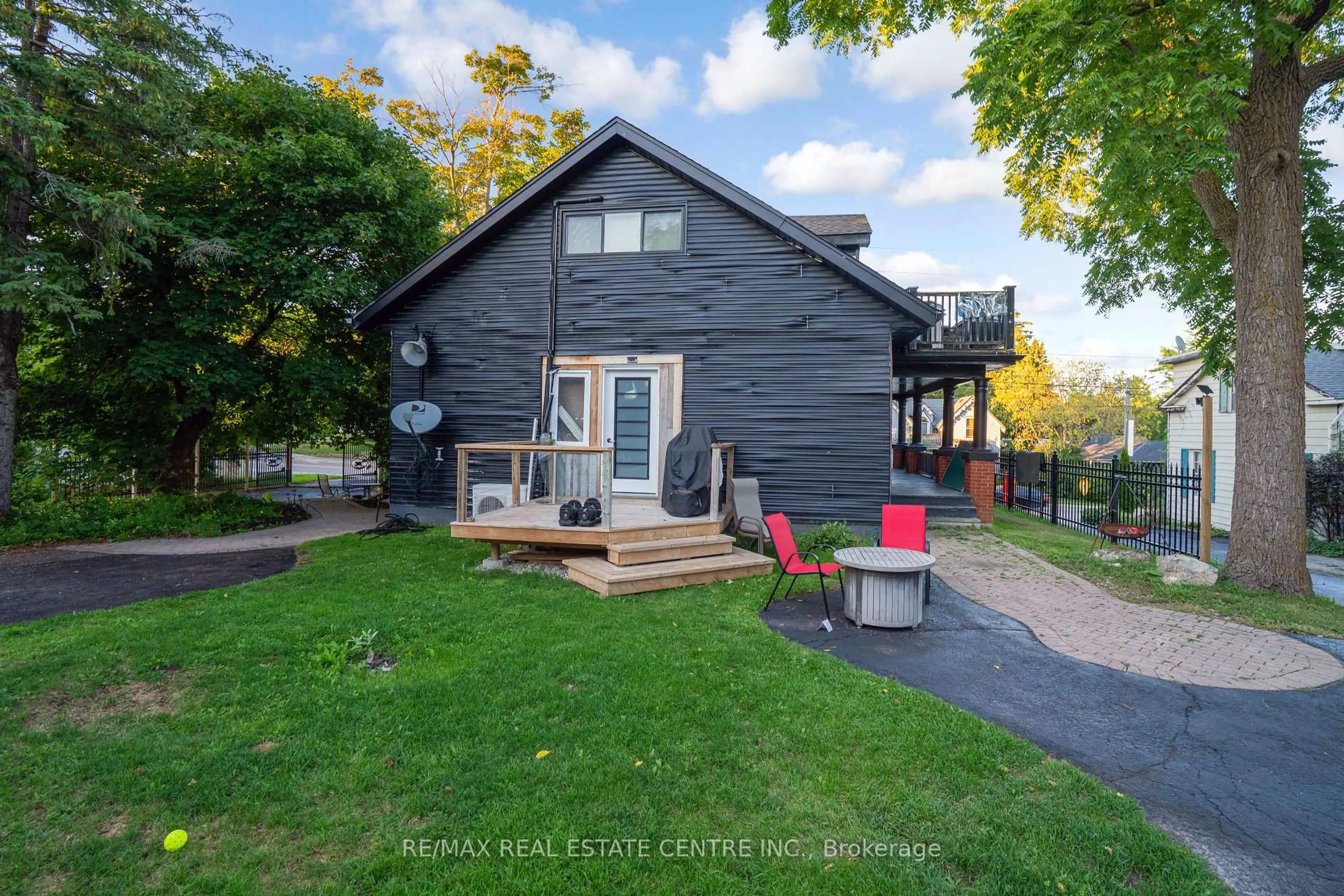 A pic from outside/outdoor area/front of a property/back of a property/a pic from drone, street for 90 Main St, Milton Ontario L0P 1B0