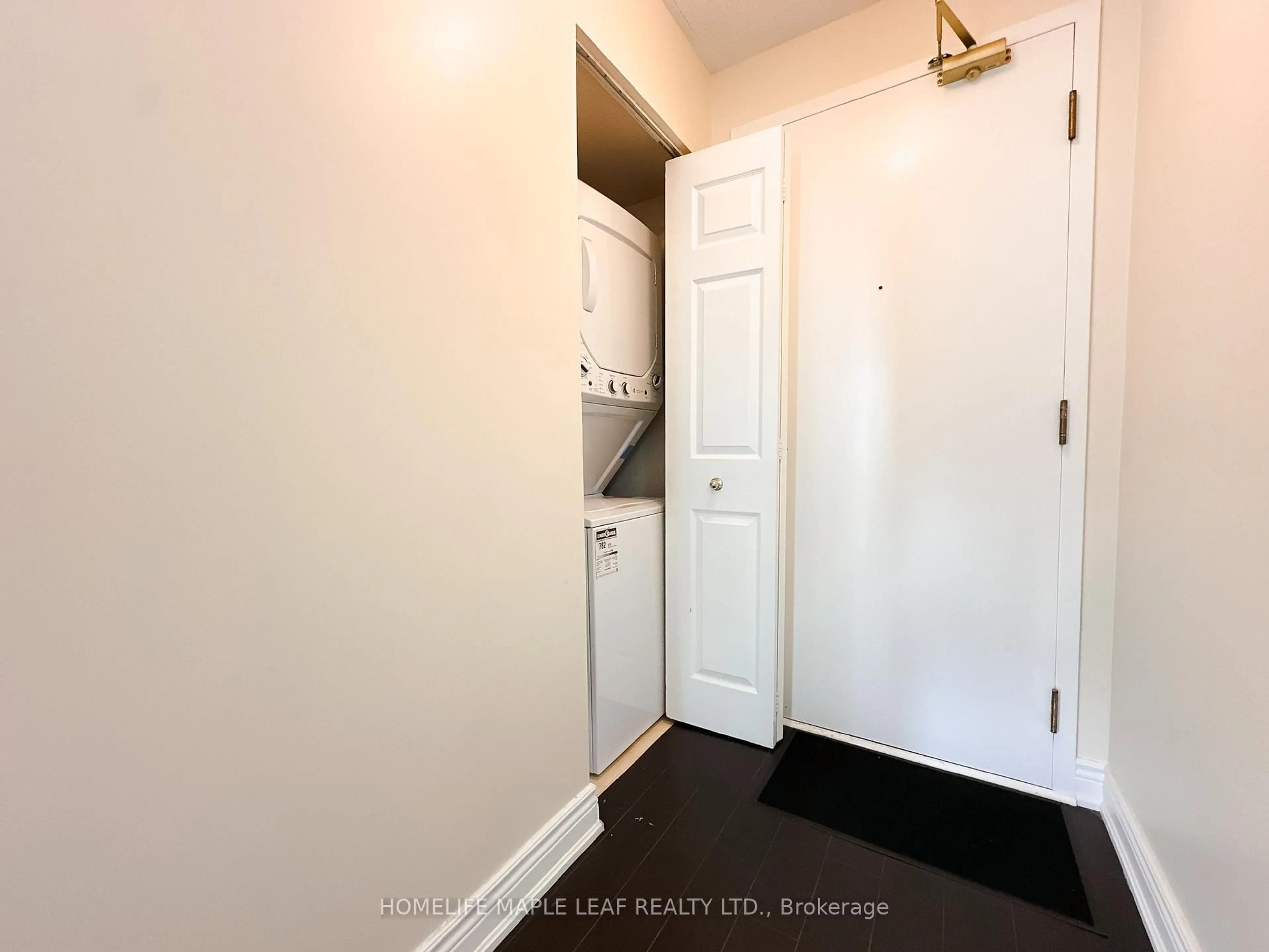 Indoor entryway for 4450 Tucana Crt #706, Mississauga Ontario L5R 3R4
