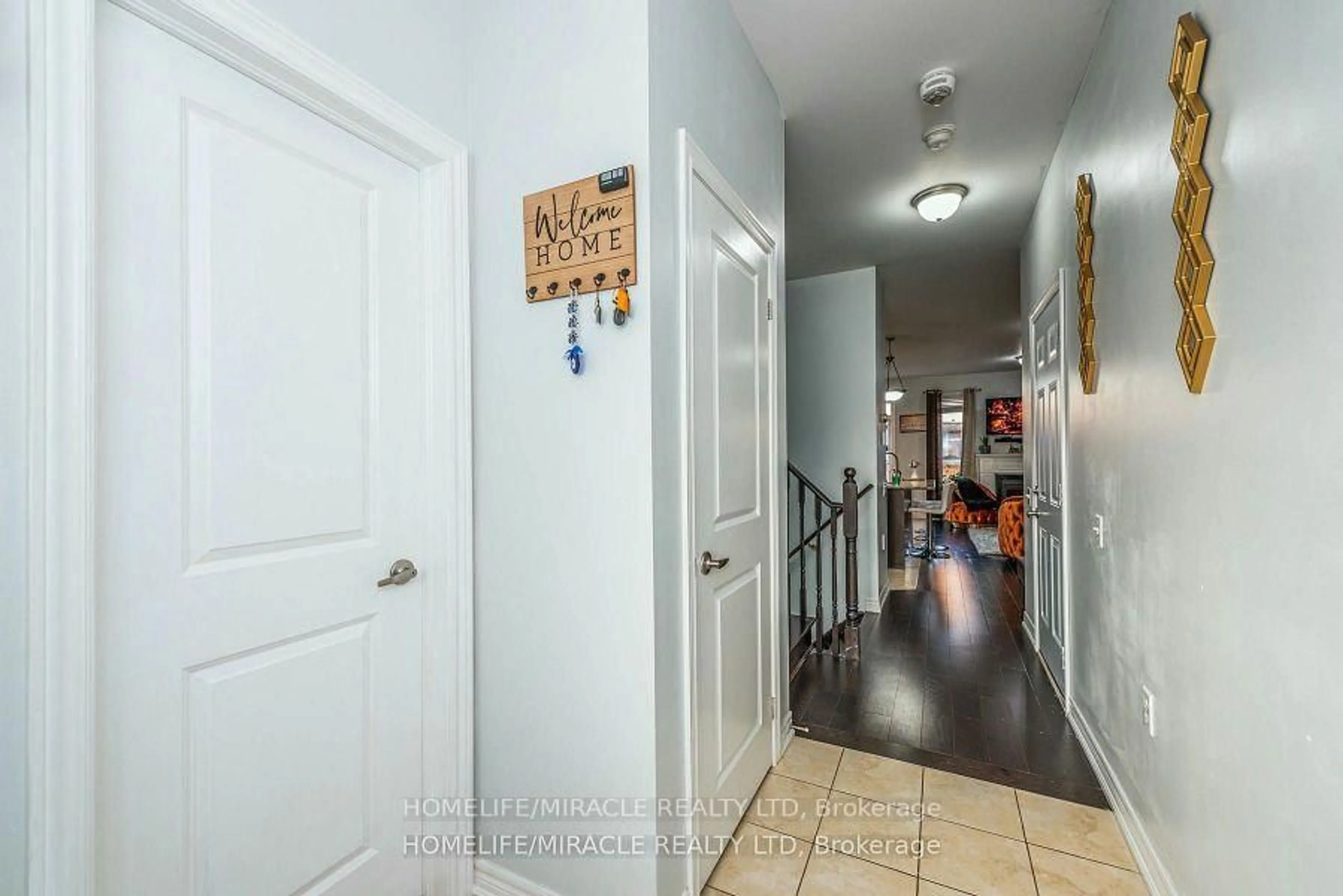 Indoor foyer for 47 Maple Trail Rd, Caledon Ontario L7C 3Z8
