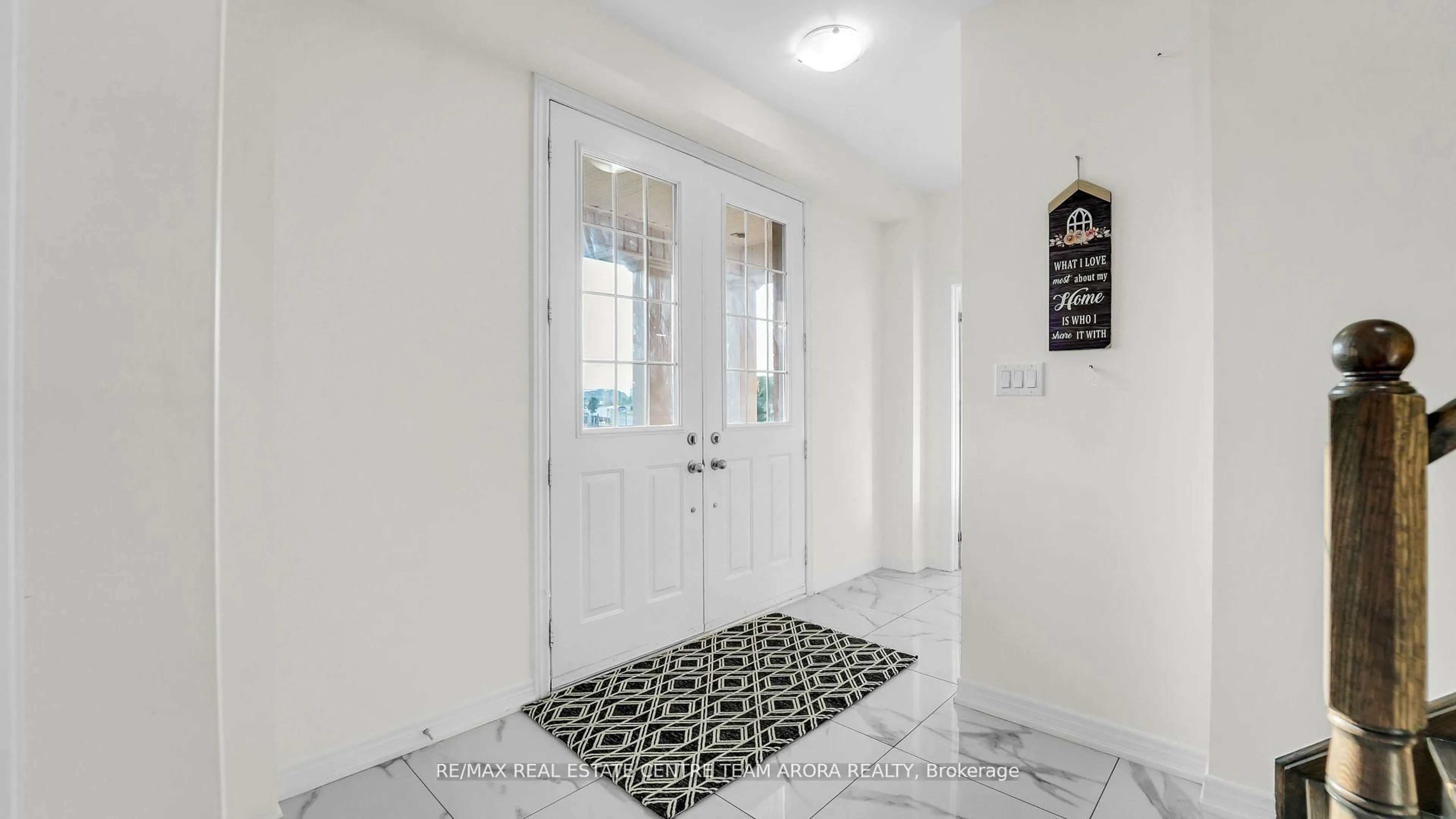 Indoor entryway for 33 Dunley Cres, Brampton Ontario L6X 5G8