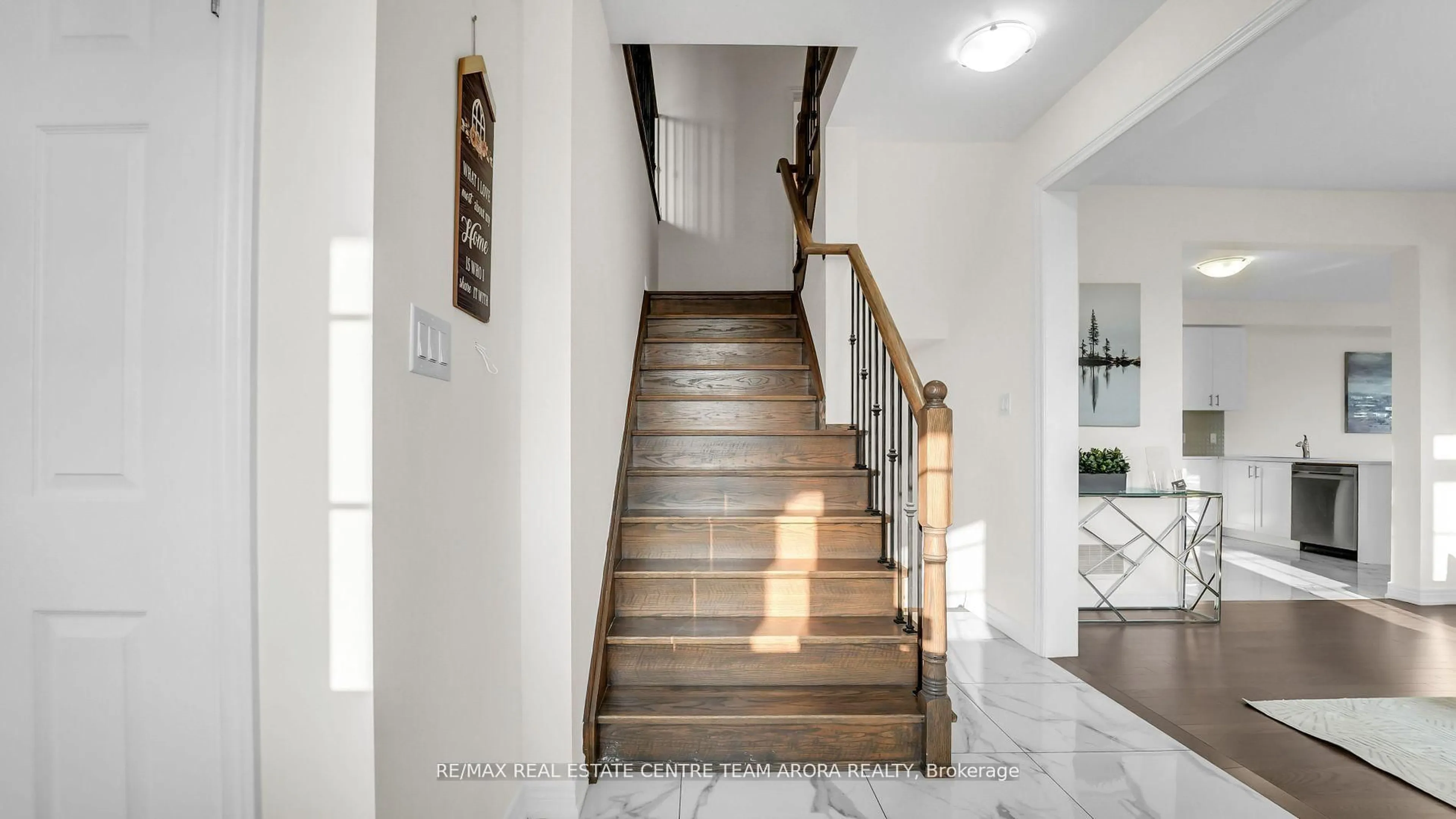 Indoor foyer for 33 Dunley Cres, Brampton Ontario L6X 5G8