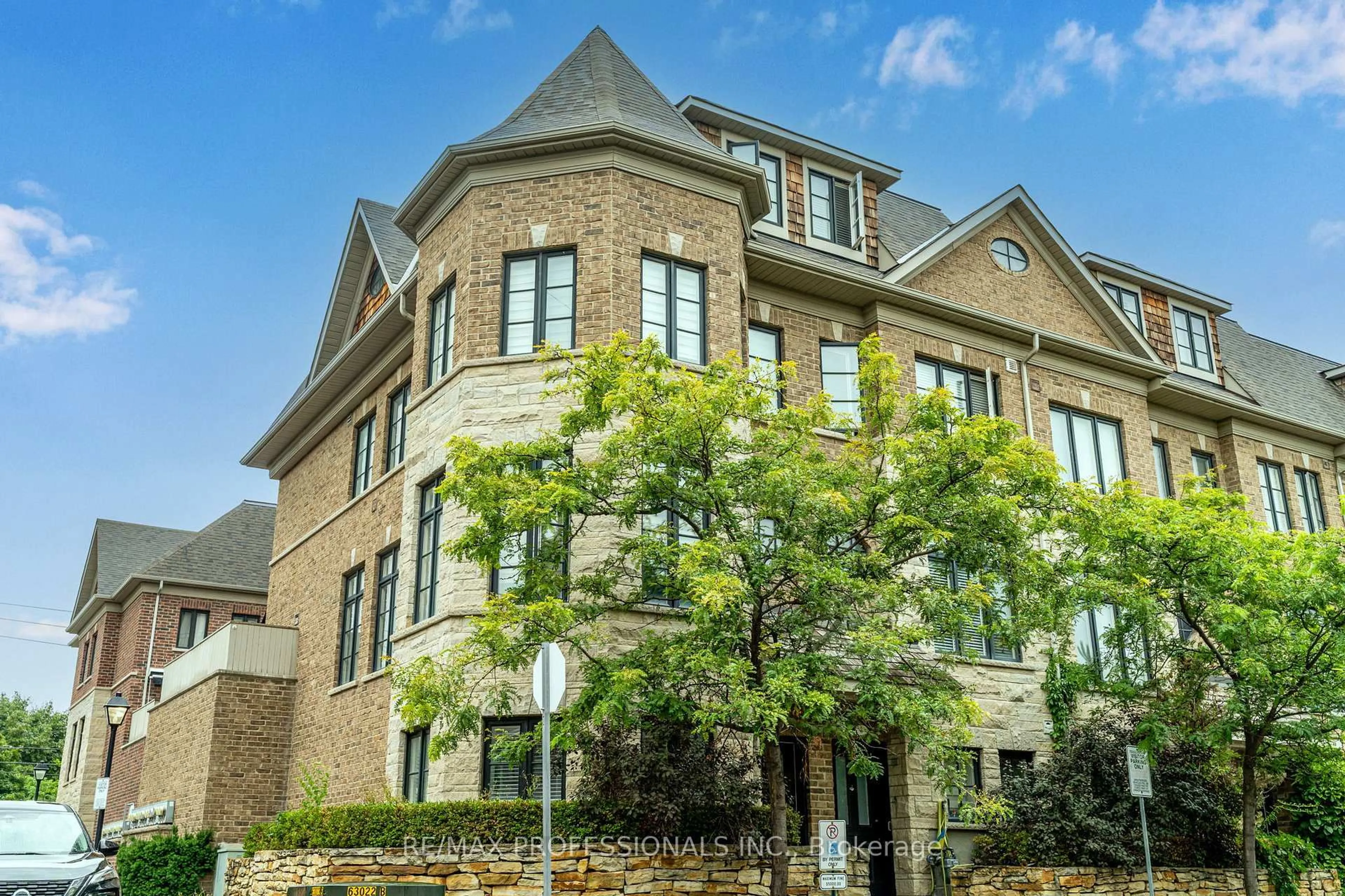 Home with brick exterior material, building for 1812 Burnhamthorpe Rd #1, Mississauga Ontario L4X 0A3