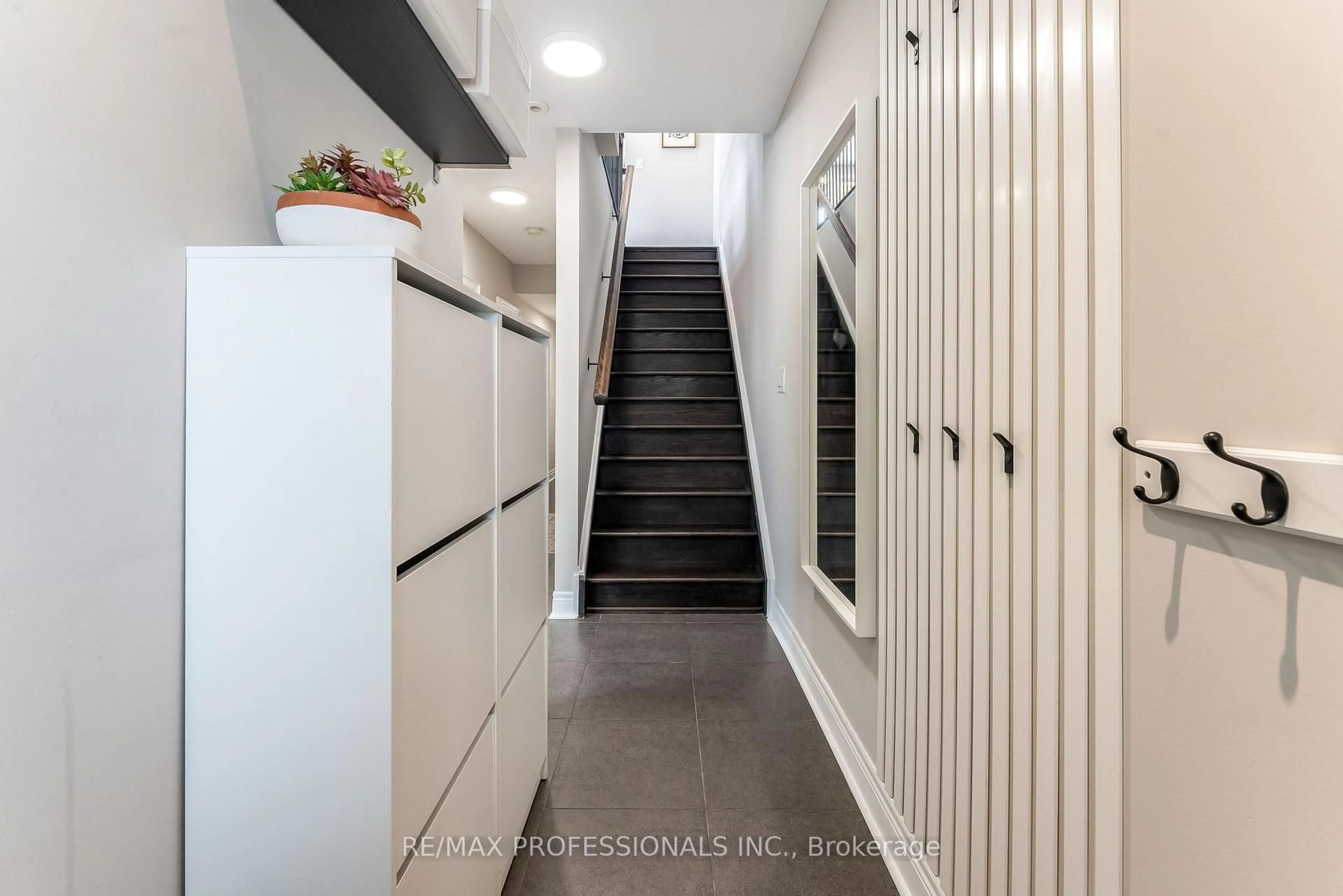 Indoor entryway for 1812 Burnhamthorpe Rd #1, Mississauga Ontario L4X 0A3