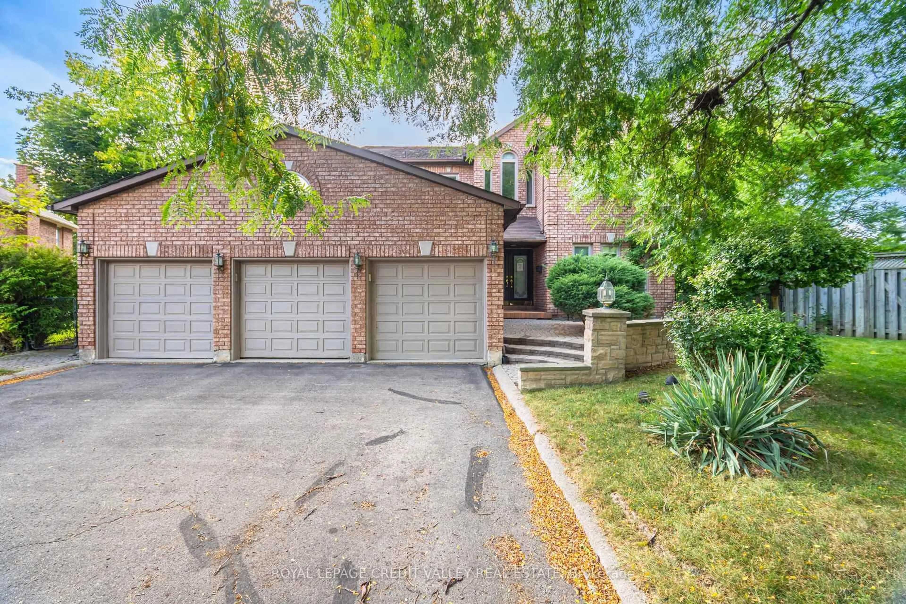 Home with brick exterior material, street for 14 Starling Crt, Brampton Ontario L6Z 3P5