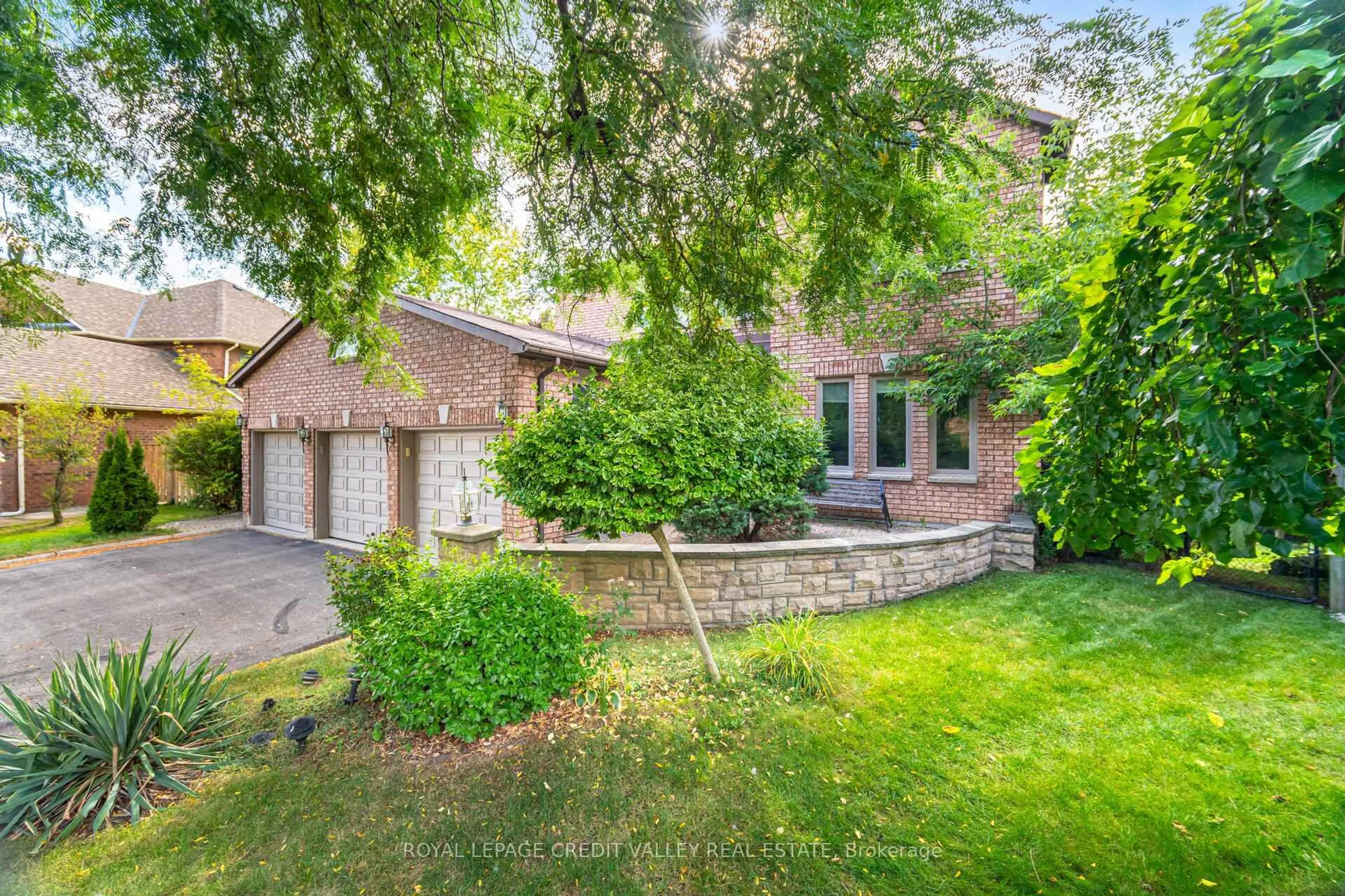 Home with brick exterior material, street for 14 Starling Crt, Brampton Ontario L6Z 3P5