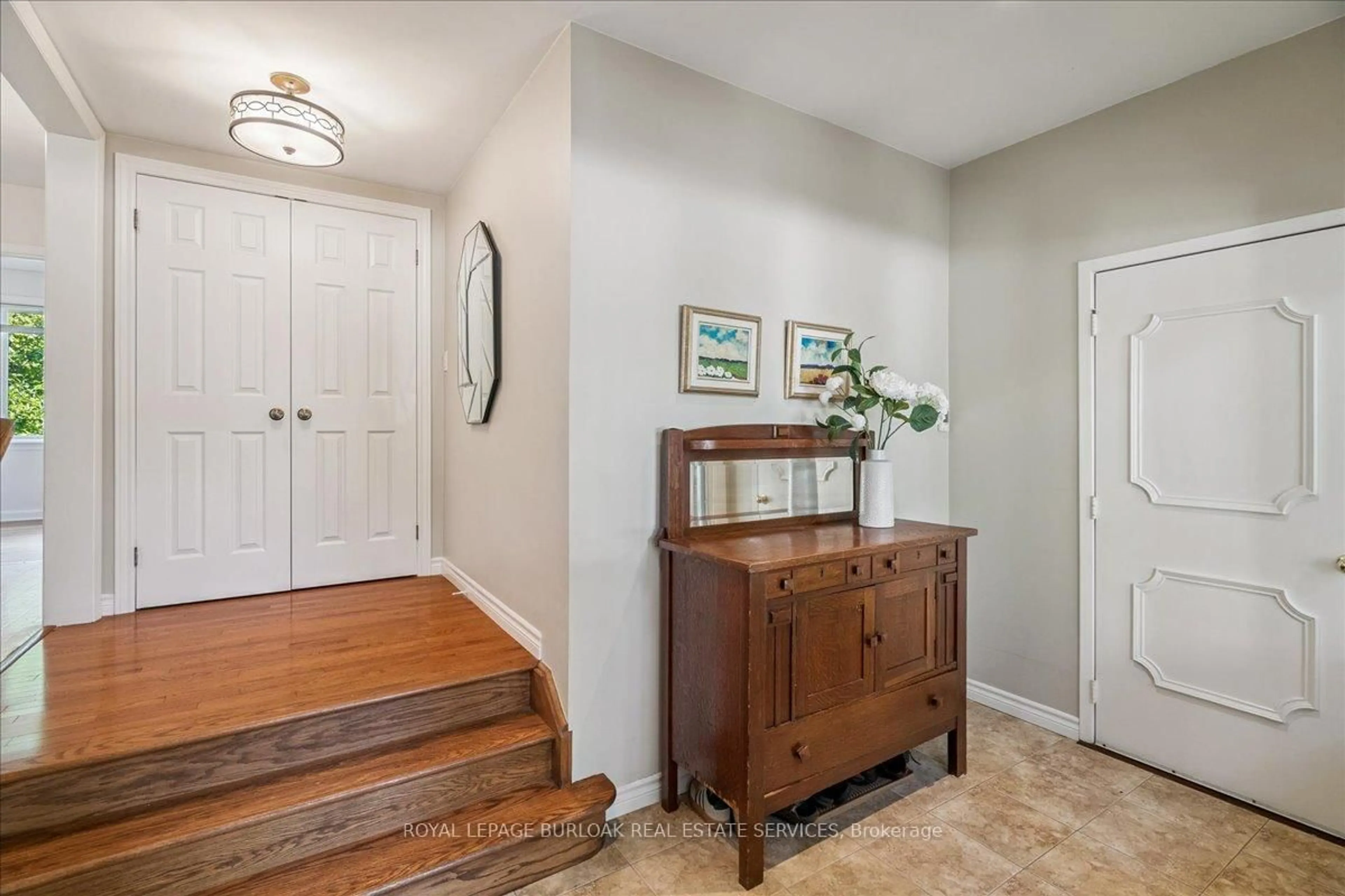 Indoor entryway for 1424 Alfred Cres, Burlington Ontario L7S 1K7