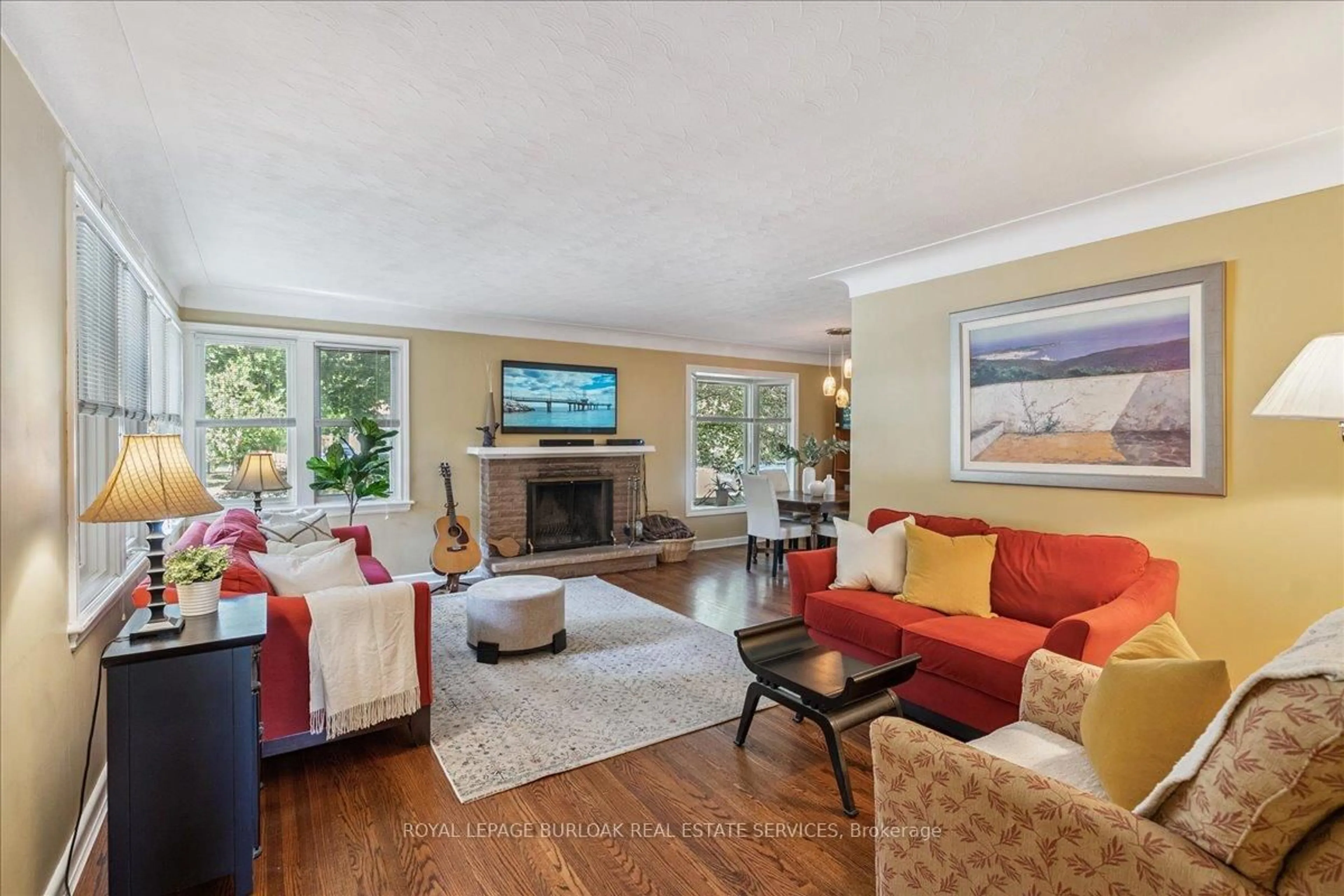 Living room with furniture, unknown for 1424 Alfred Cres, Burlington Ontario L7S 1K7