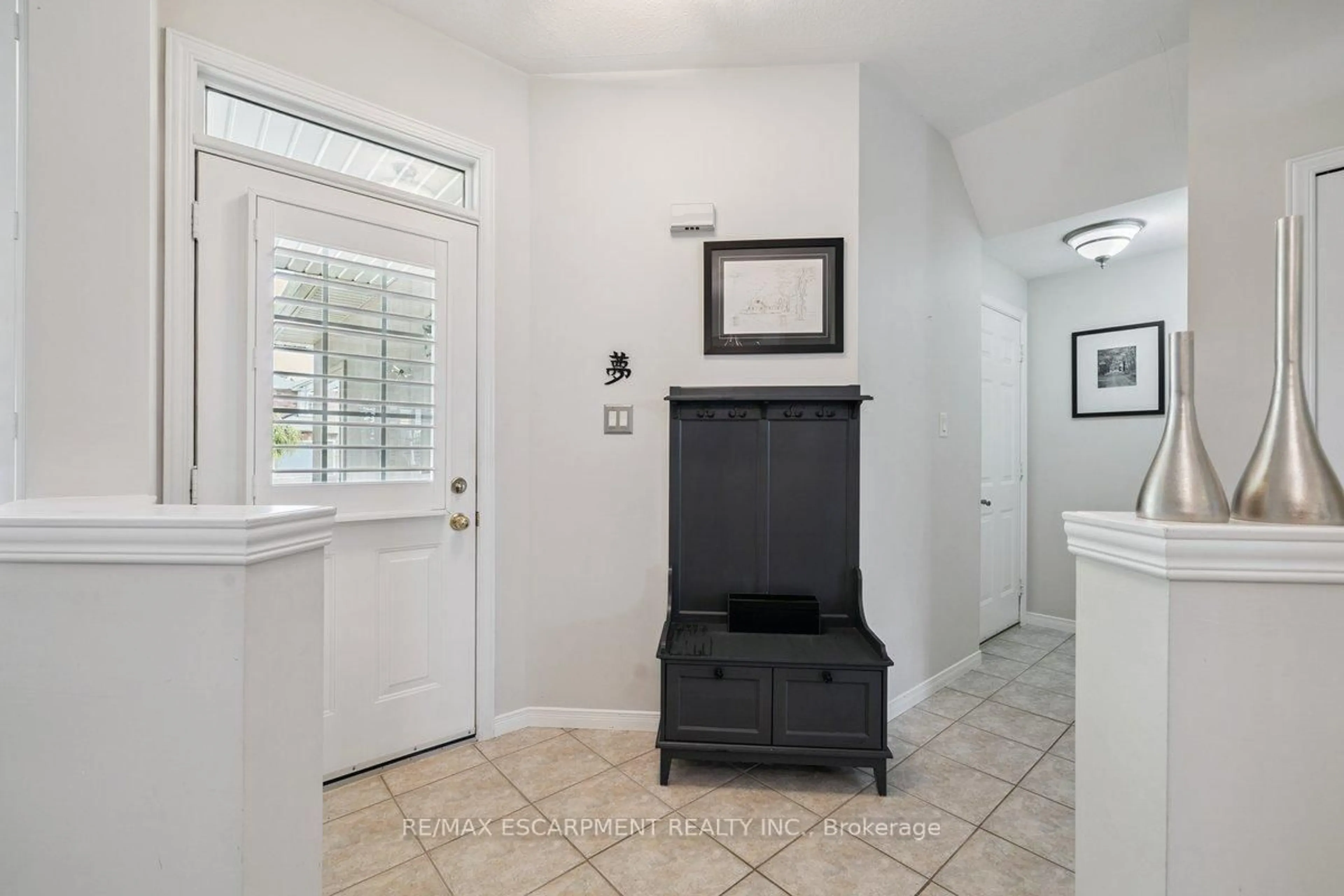 Indoor entryway for 1199 Stephenson Dr, Burlington Ontario L7S 2M3