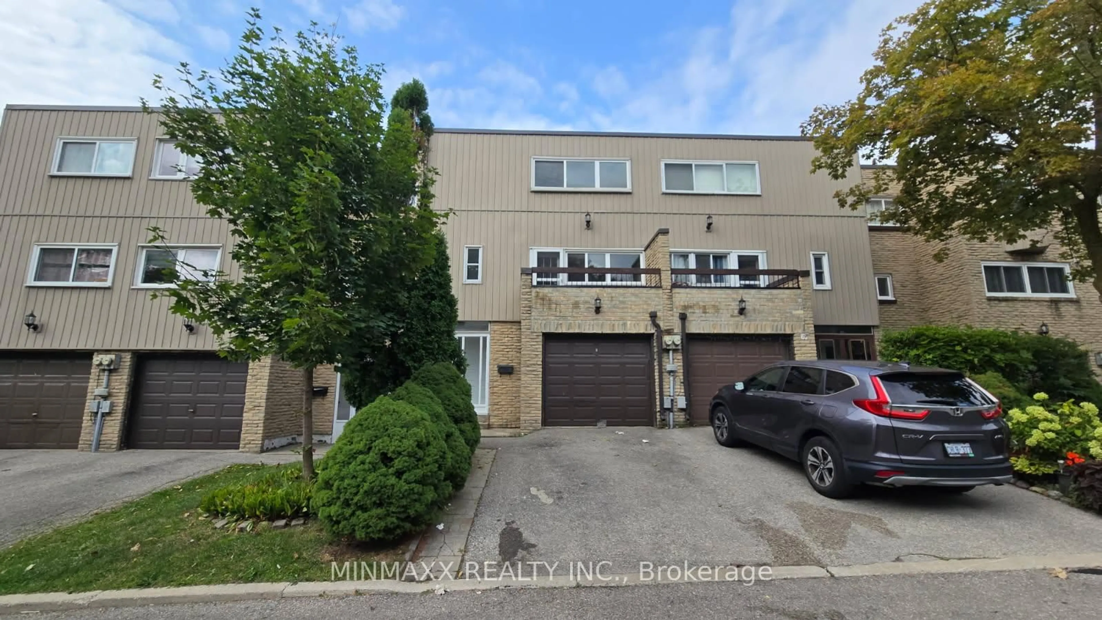 A pic from outside/outdoor area/front of a property/back of a property/a pic from drone, street for 400 Bloor St #64, Mississauga Ontario L5A 3M8
