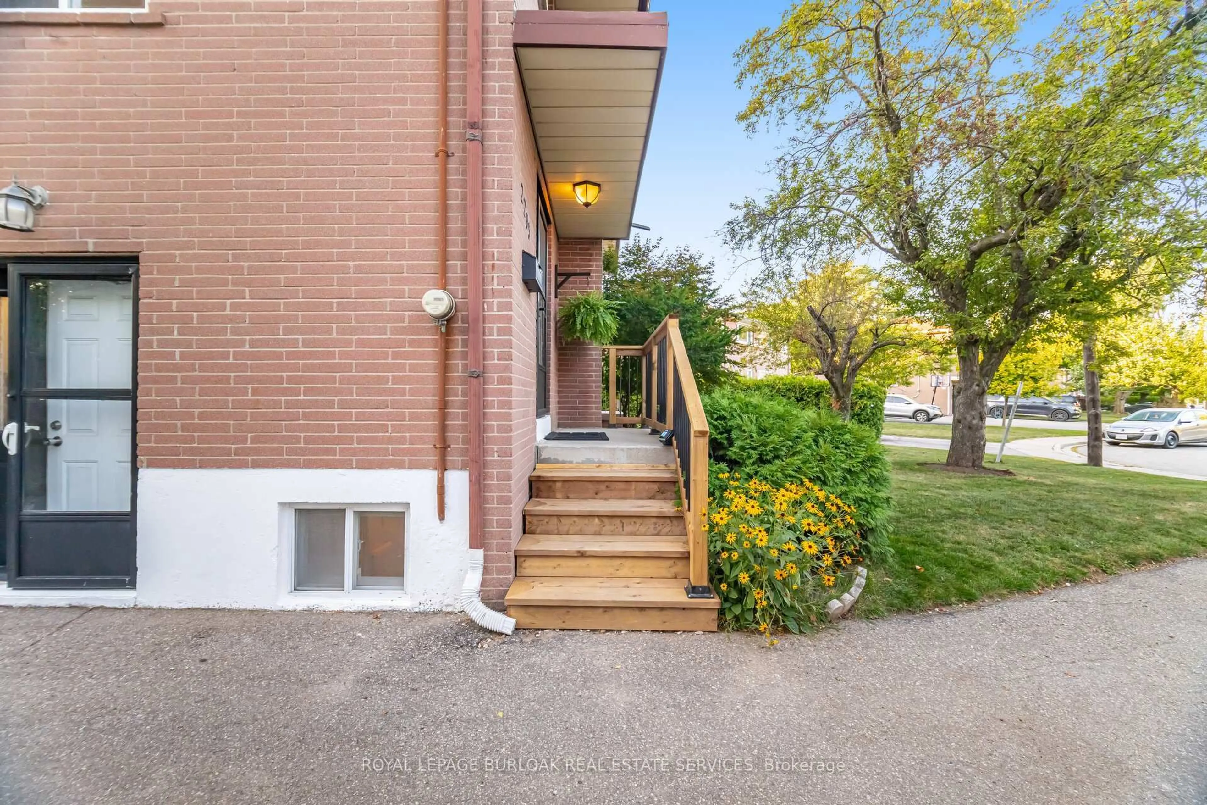 Patio, street for 2295 Barclay Rd, Burlington Ontario L7R 2B7