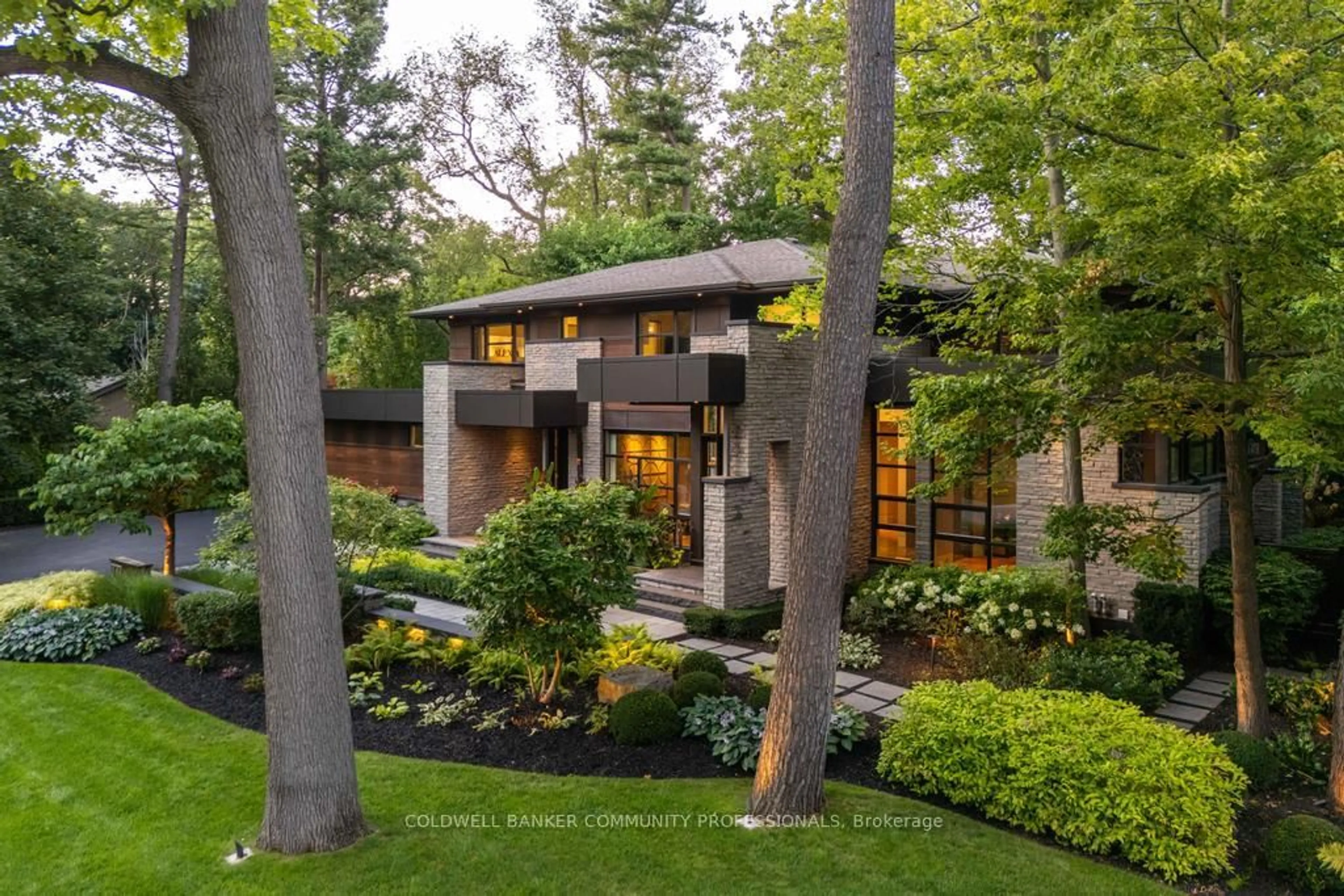 Home with brick exterior material, unknown for 777 Shadeland Ave, Burlington Ontario L7T 2M2