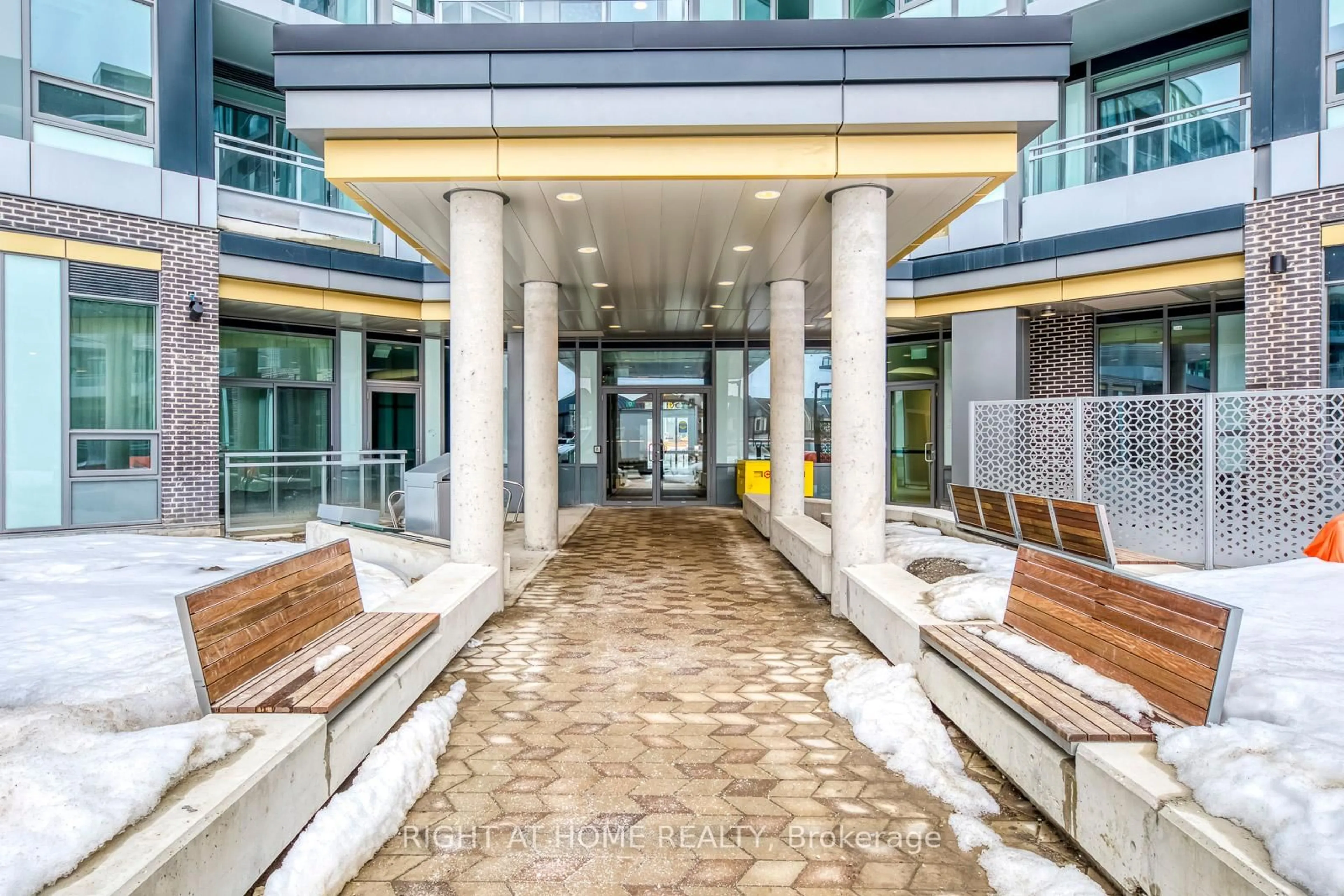 Indoor foyer for 2501 Saw Whet Blvd #136, Oakville Ontario L6M 5N2