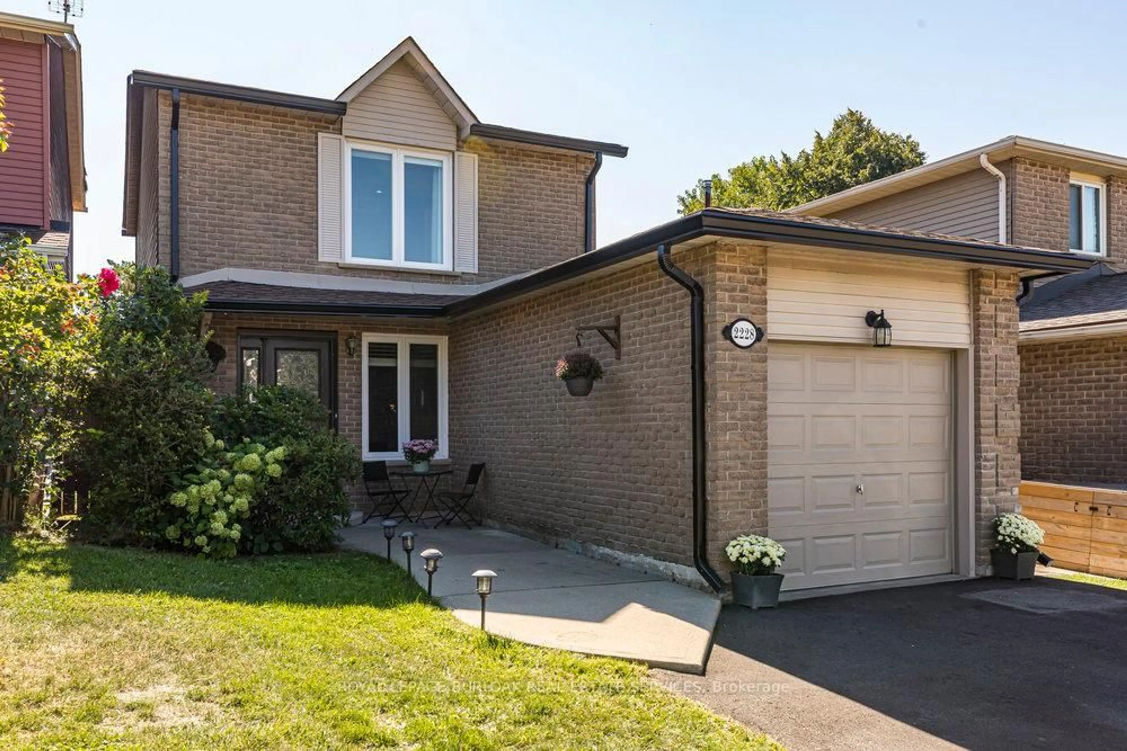 Home with brick exterior material, street for 2228 Middlesmoor Cres, Burlington Ontario L7P 3X5