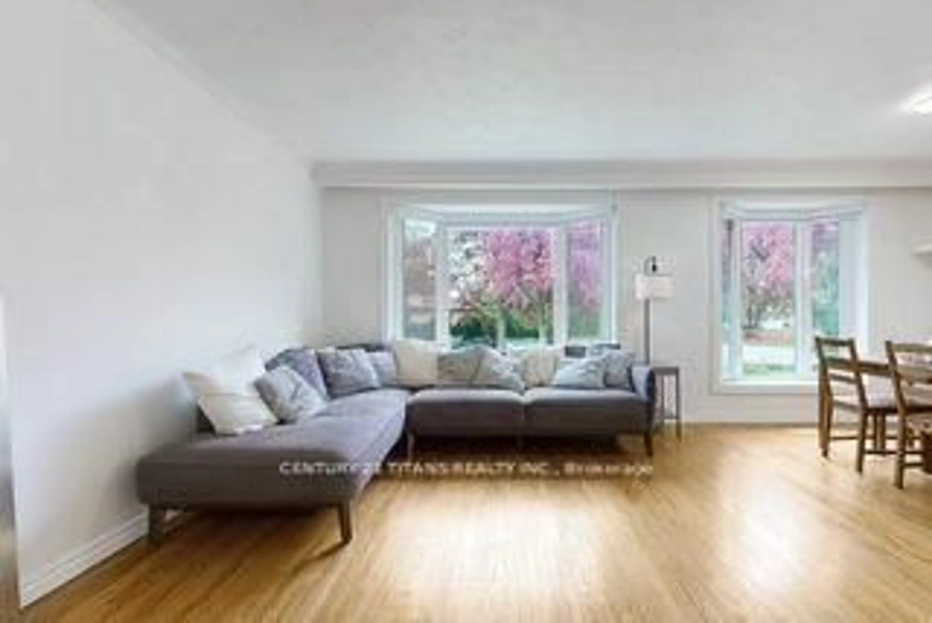 Living room with furniture, unknown for 2335 Bostock Cres, Mississauga Ontario L5J 3S8