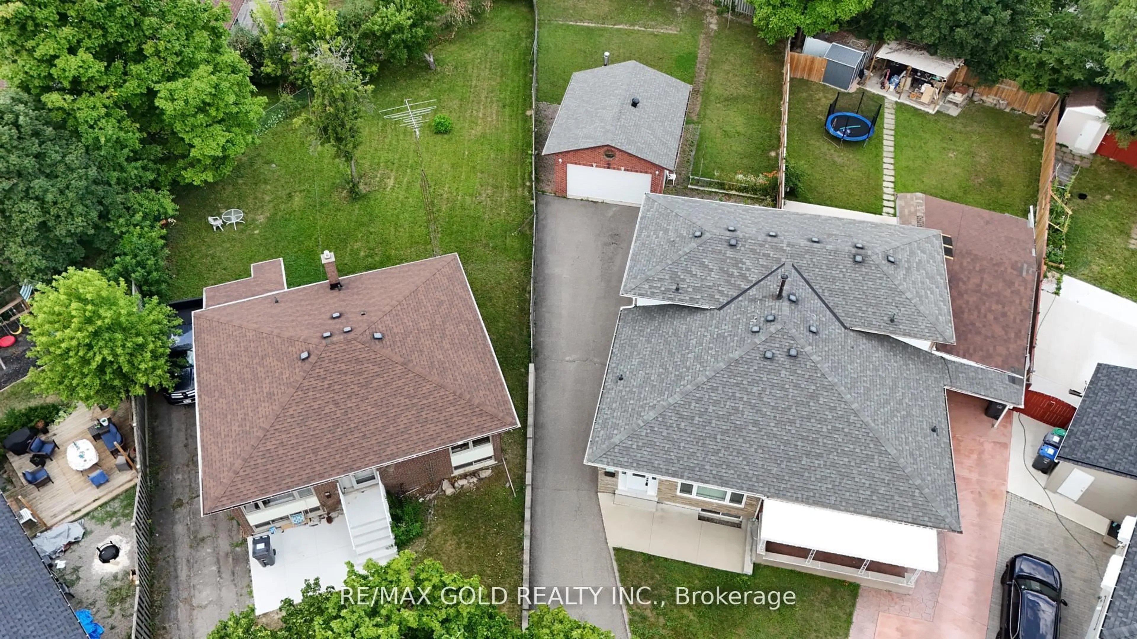 A pic from outside/outdoor area/front of a property/back of a property/a pic from drone, unknown for 44 Chatsworth Dr, Brampton Ontario L6X 2L9
