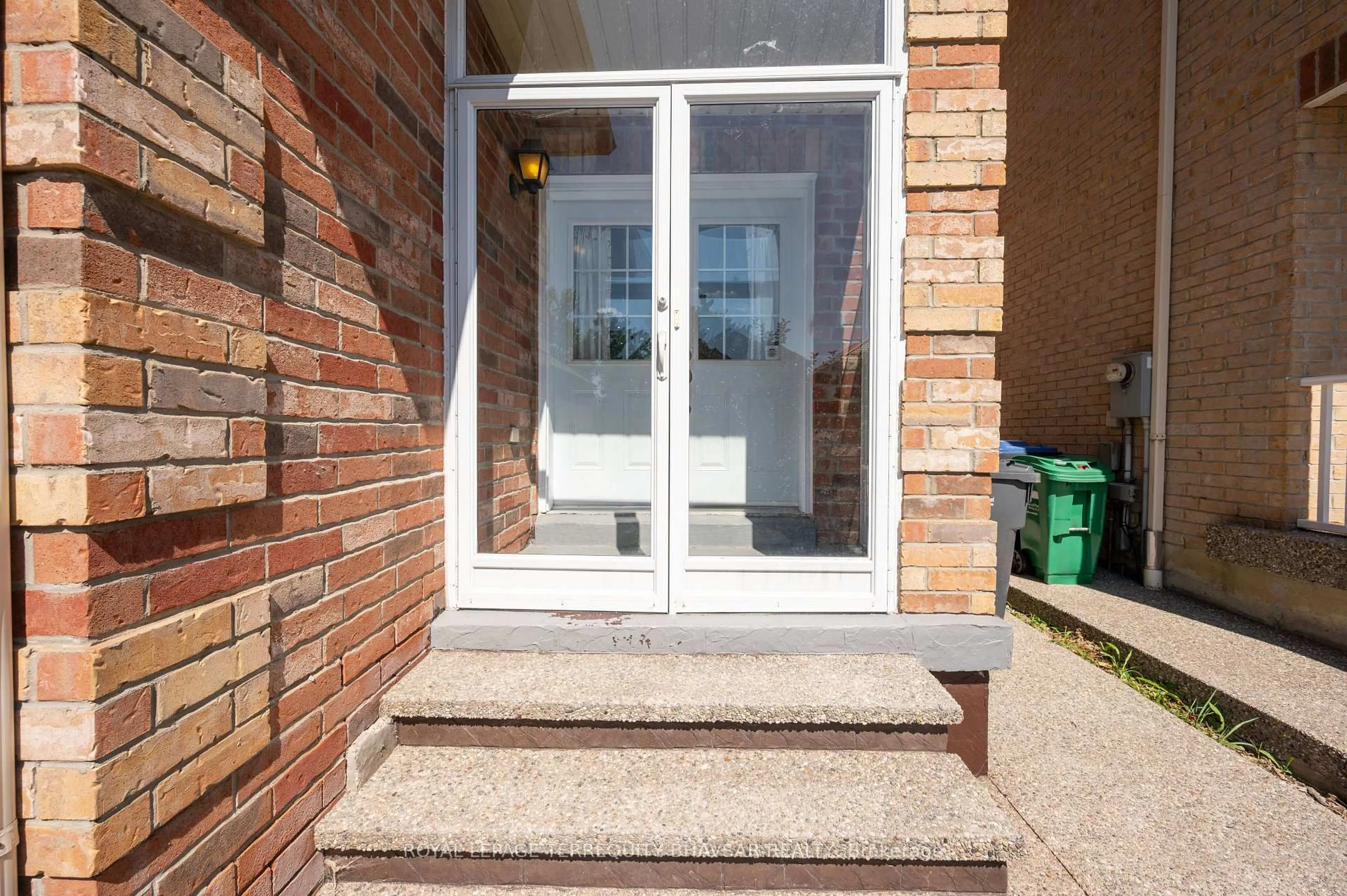 Indoor entryway for 315 Comiskey Cres, Mississauga Ontario L5W 0C5