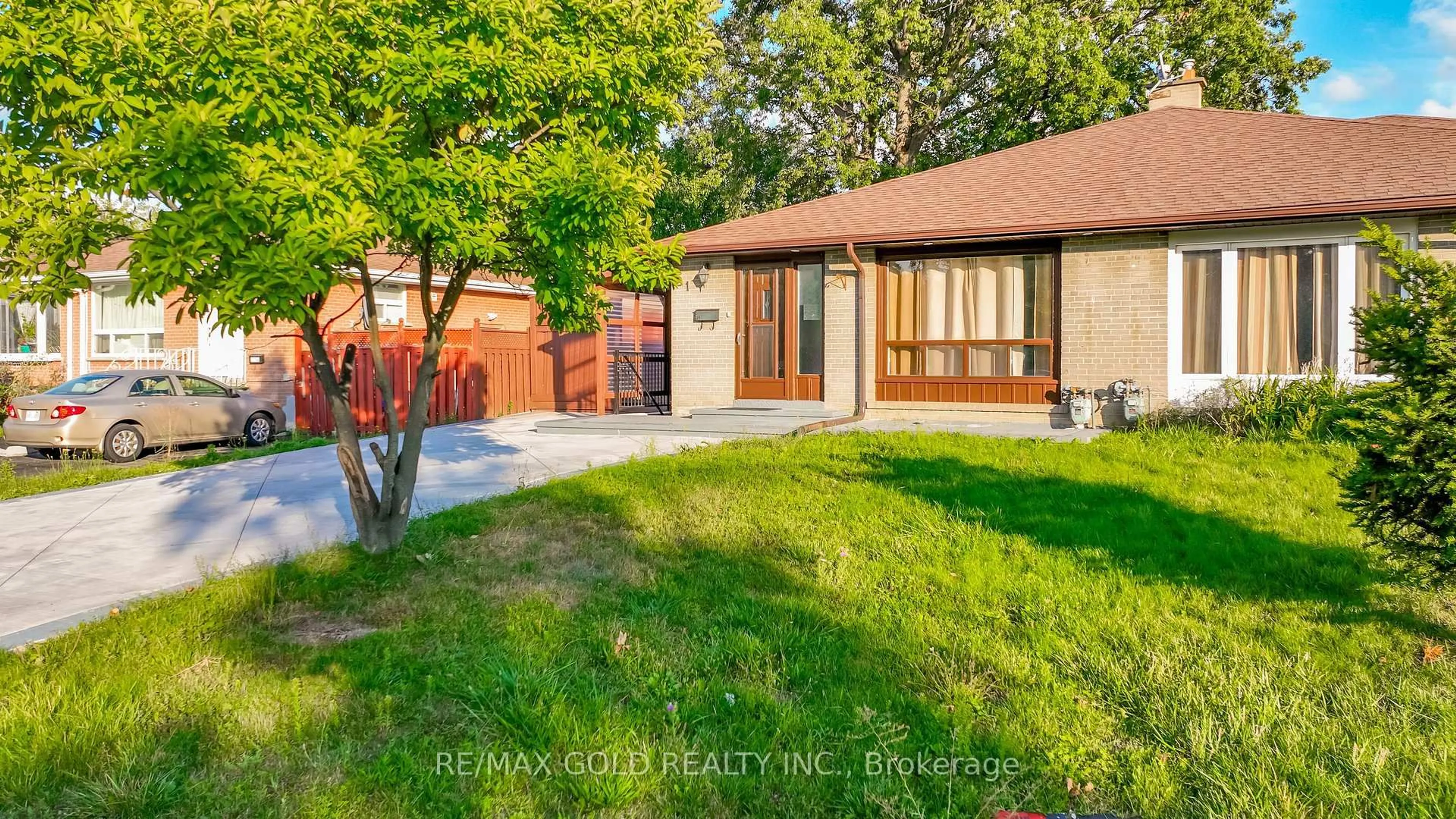 Home with brick exterior material, street for 21 Argyle Cres, Brampton Ontario L6T 1M9