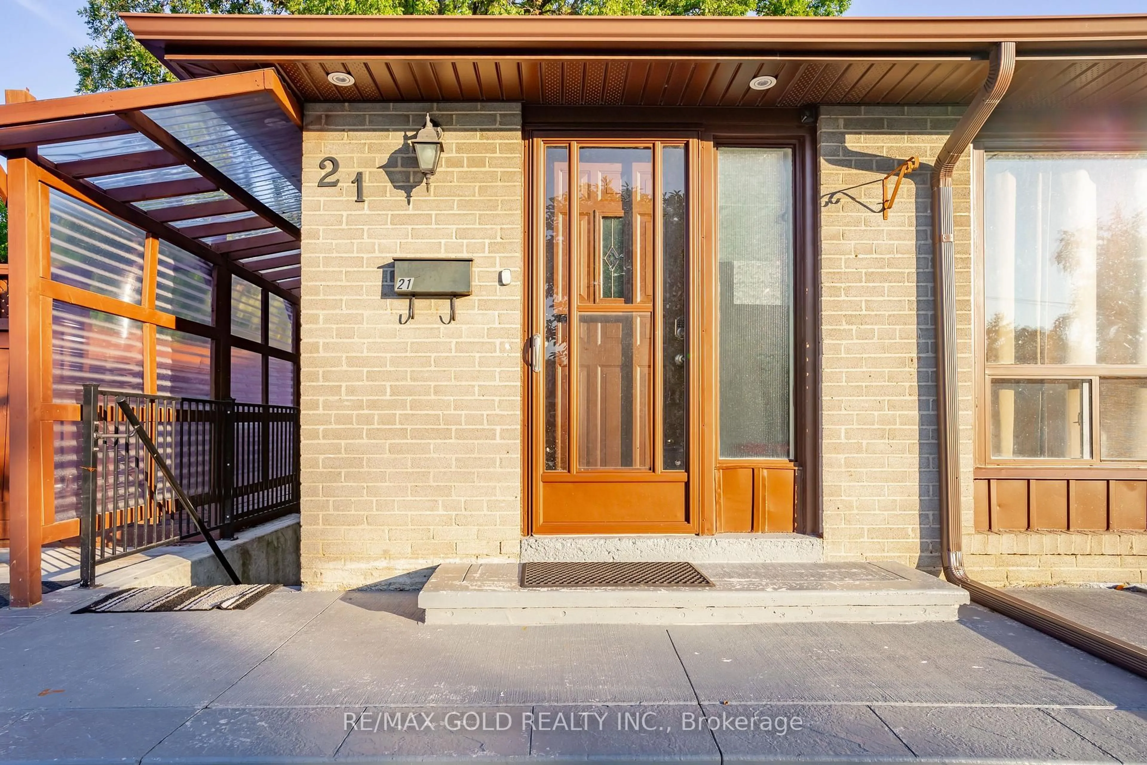 Indoor entryway for 21 Argyle Cres, Brampton Ontario L6T 1M9