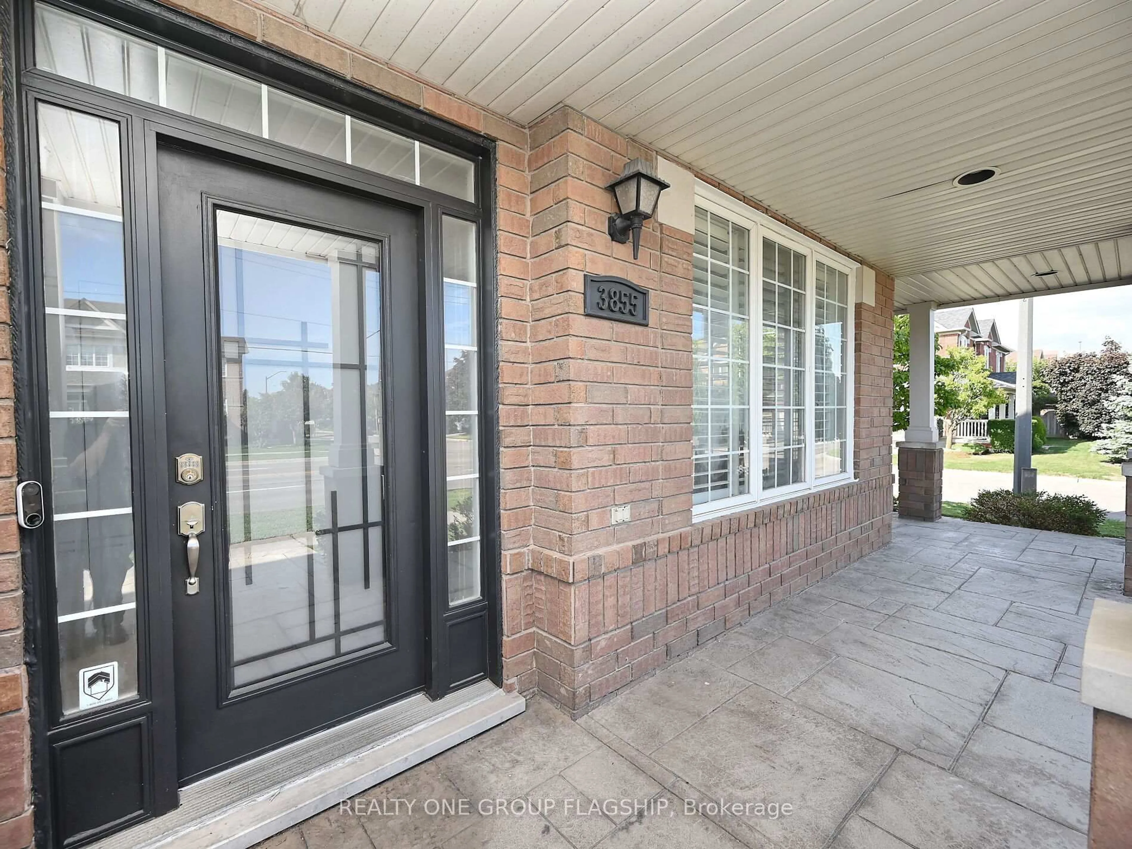 Indoor entryway for 3855 Thomas St, Mississauga Ontario L5M 7A6