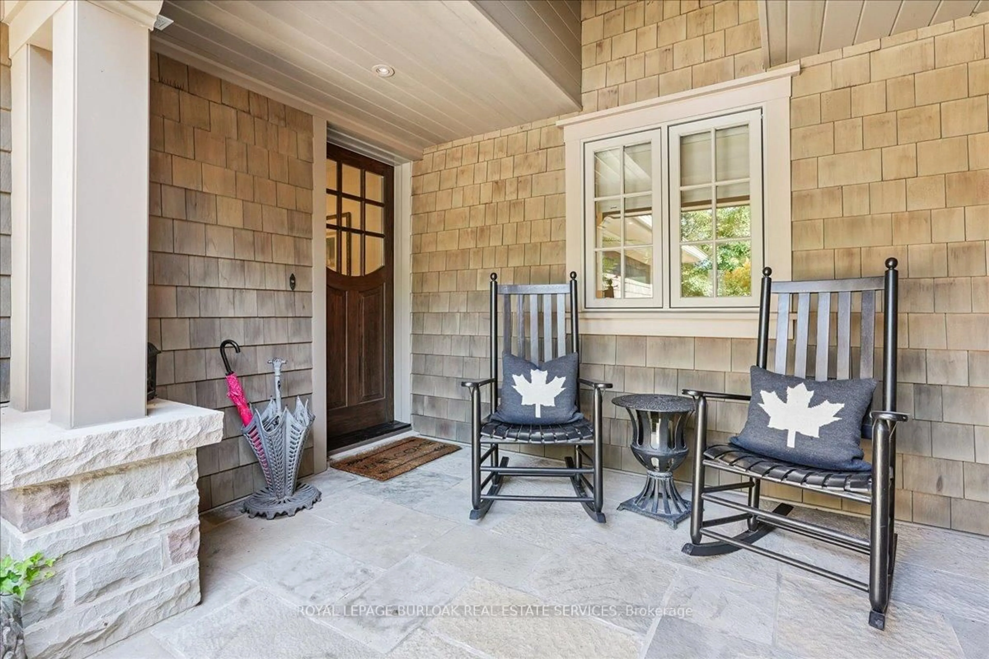 Indoor entryway for 391 Rossmore Blvd, Burlington Ontario L7N 1R9