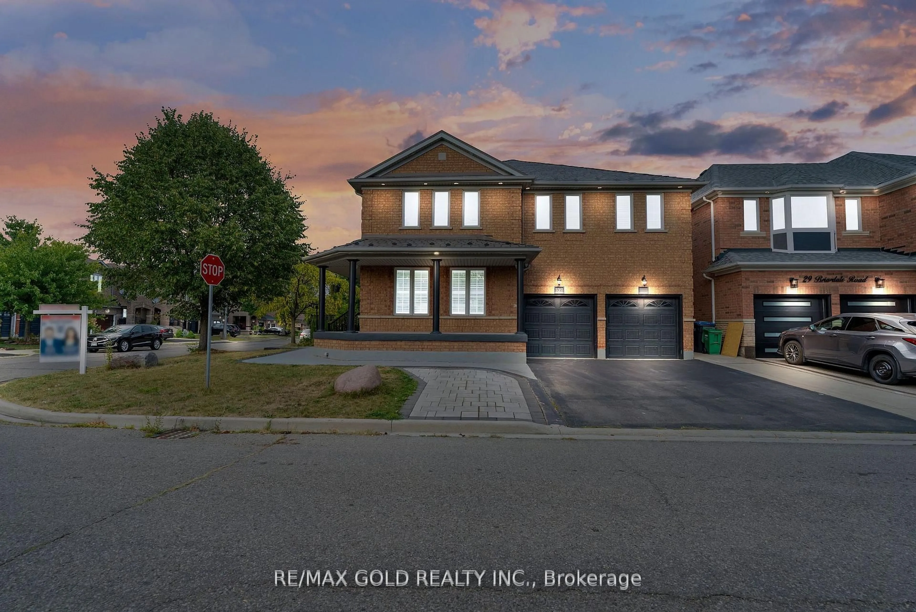 A pic from outside/outdoor area/front of a property/back of a property/a pic from drone, street for 52 LINDERWOOD Dr, Brampton Ontario L7A 1S4
