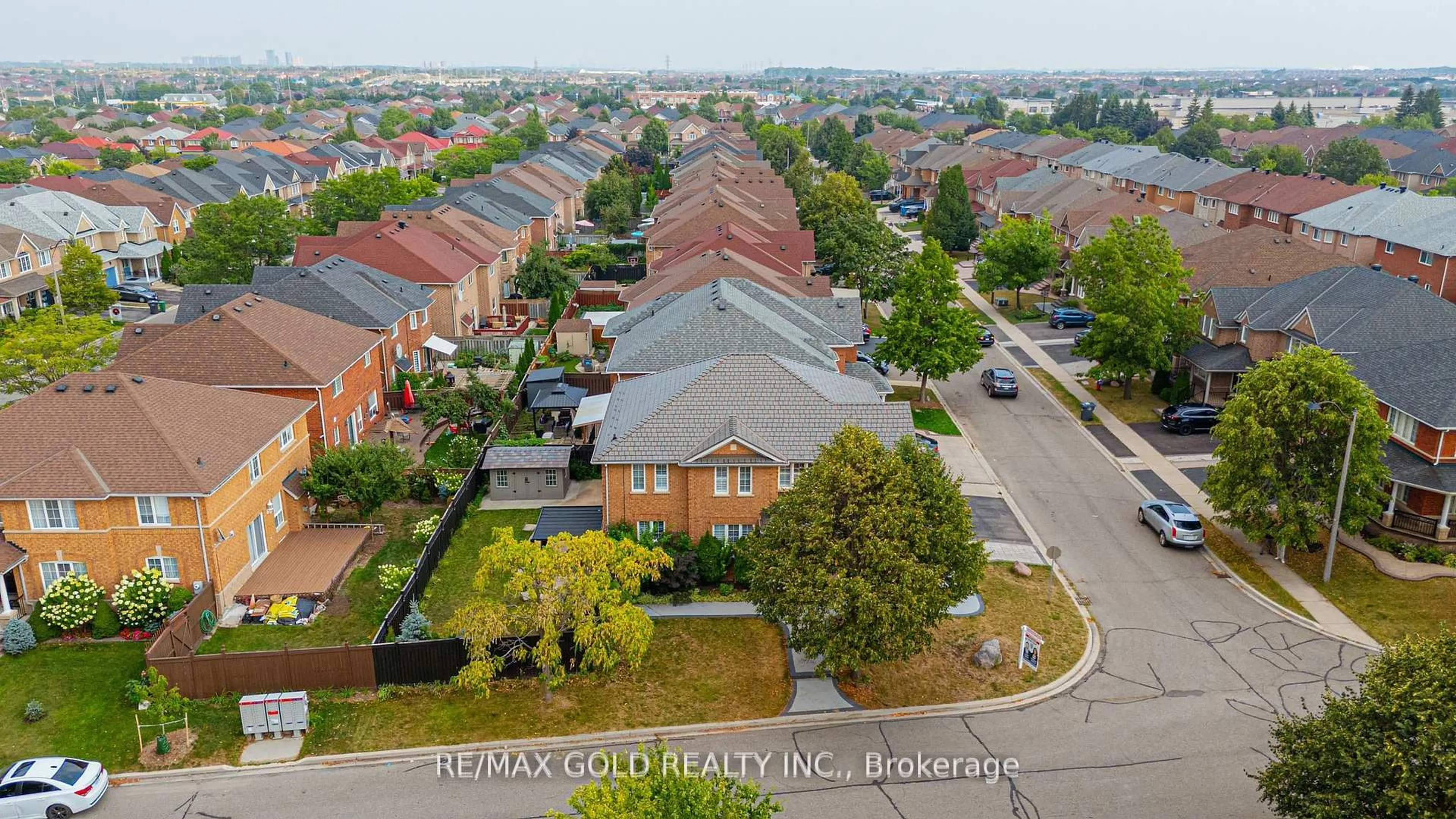 A pic from outside/outdoor area/front of a property/back of a property/a pic from drone, city buildings view from balcony for 52 LINDERWOOD Dr, Brampton Ontario L7A 1S4