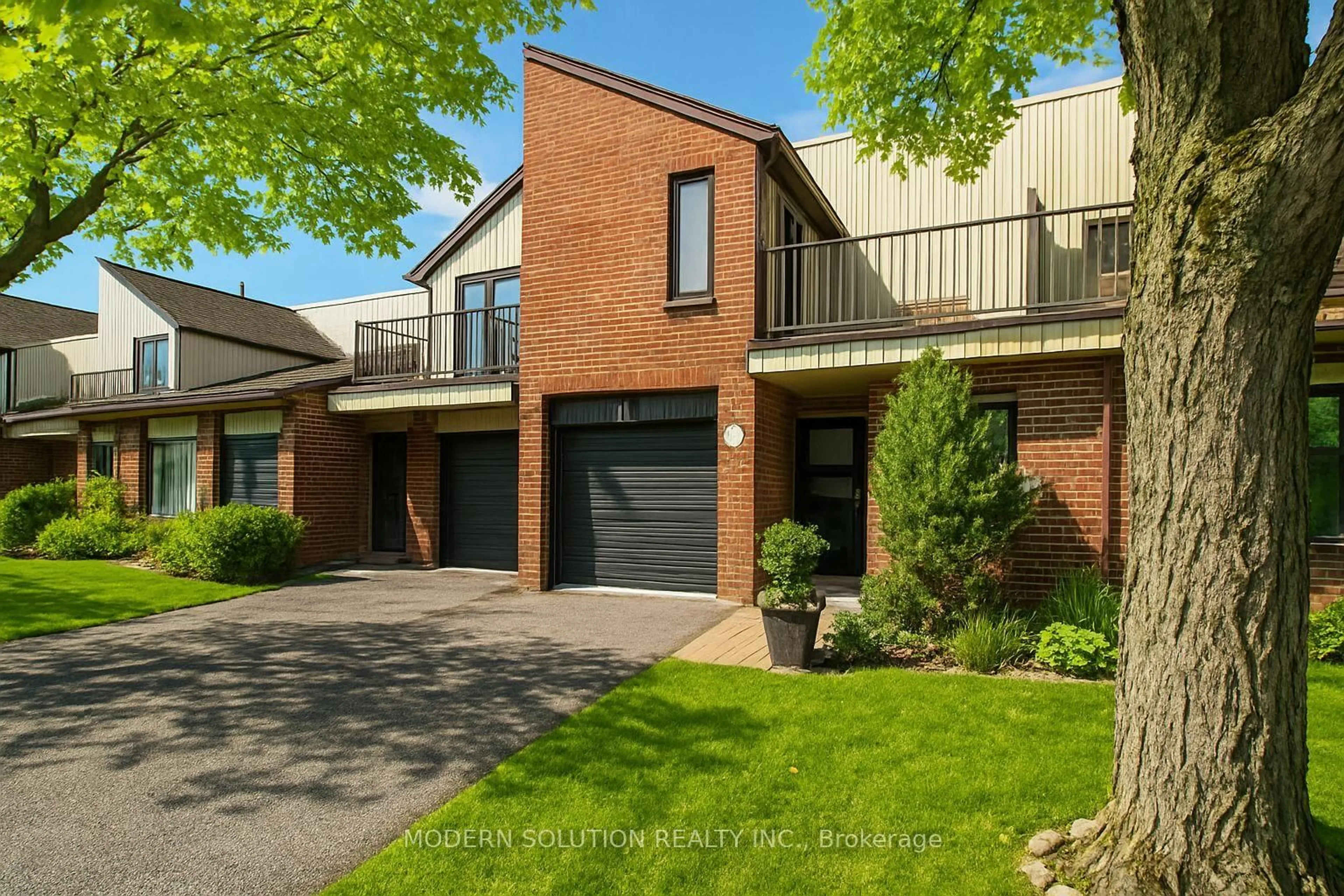 Home with brick exterior material, street for 1021 Cedarglen Gate #25, Mississauga Ontario L5C 3A7