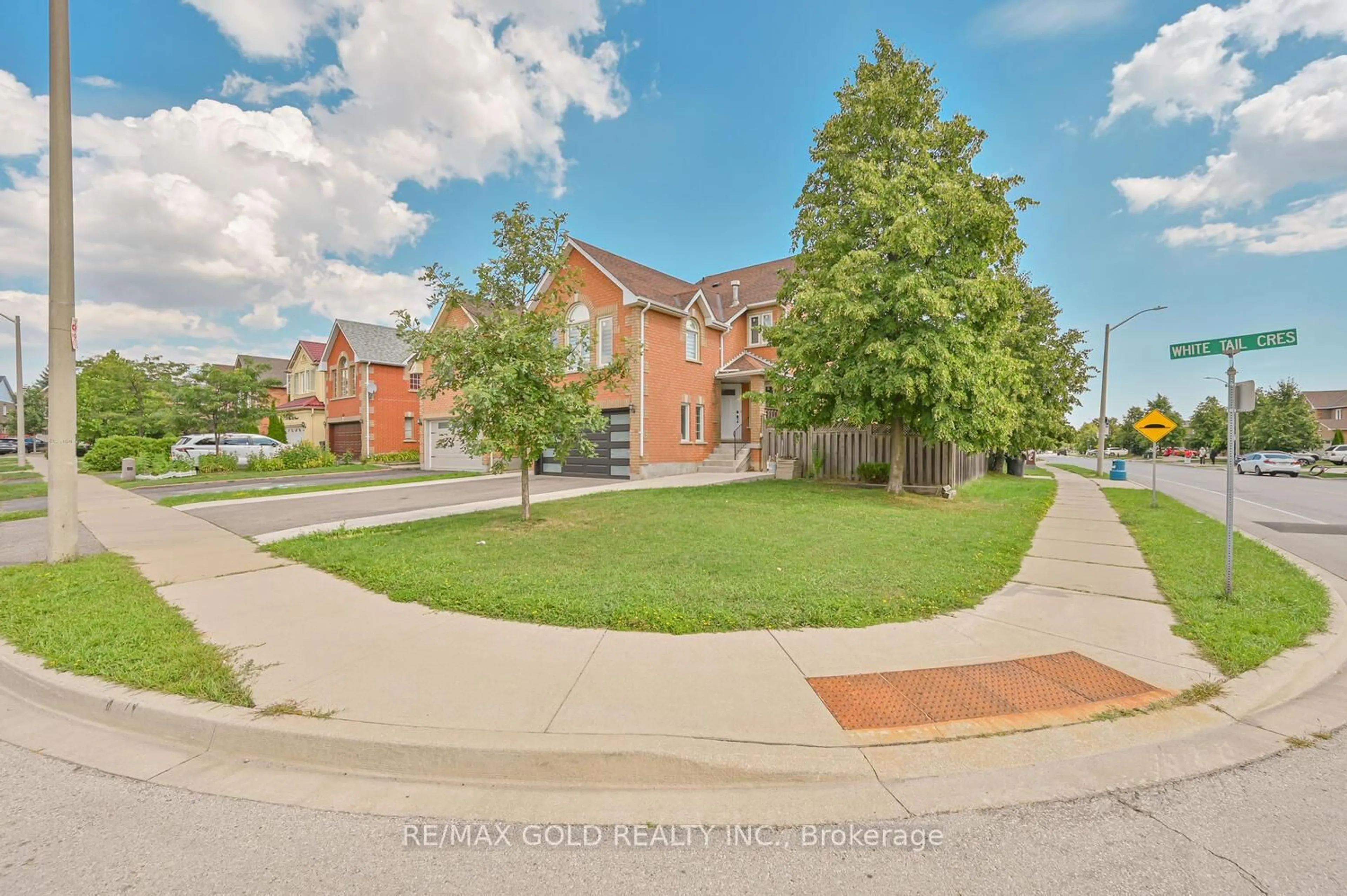 A pic from outside/outdoor area/front of a property/back of a property/a pic from drone, street for 122 White Tail Cres, Brampton Ontario L6Y 5C3