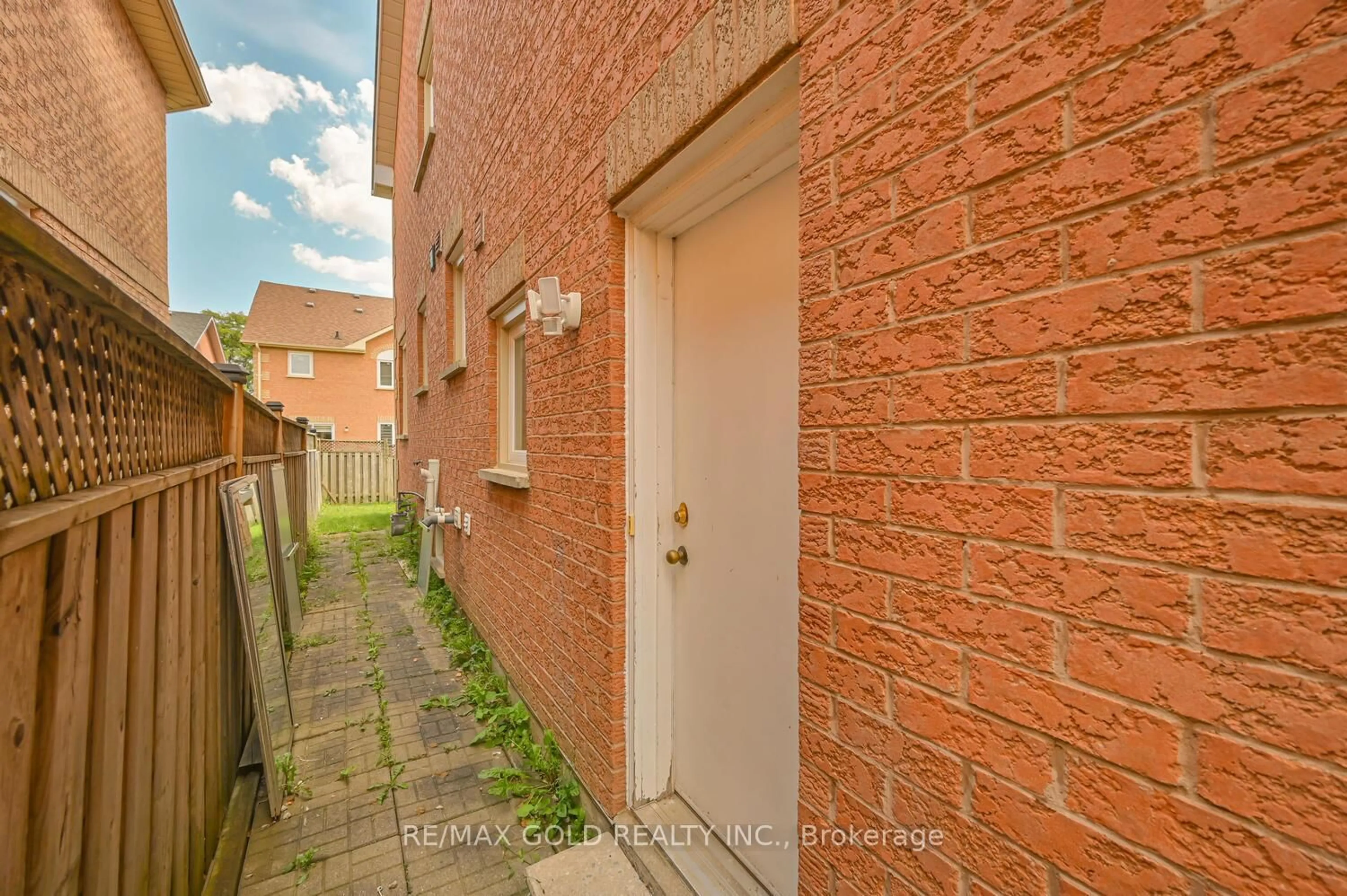 Patio, street for 122 White Tail Cres, Brampton Ontario L6Y 5C3