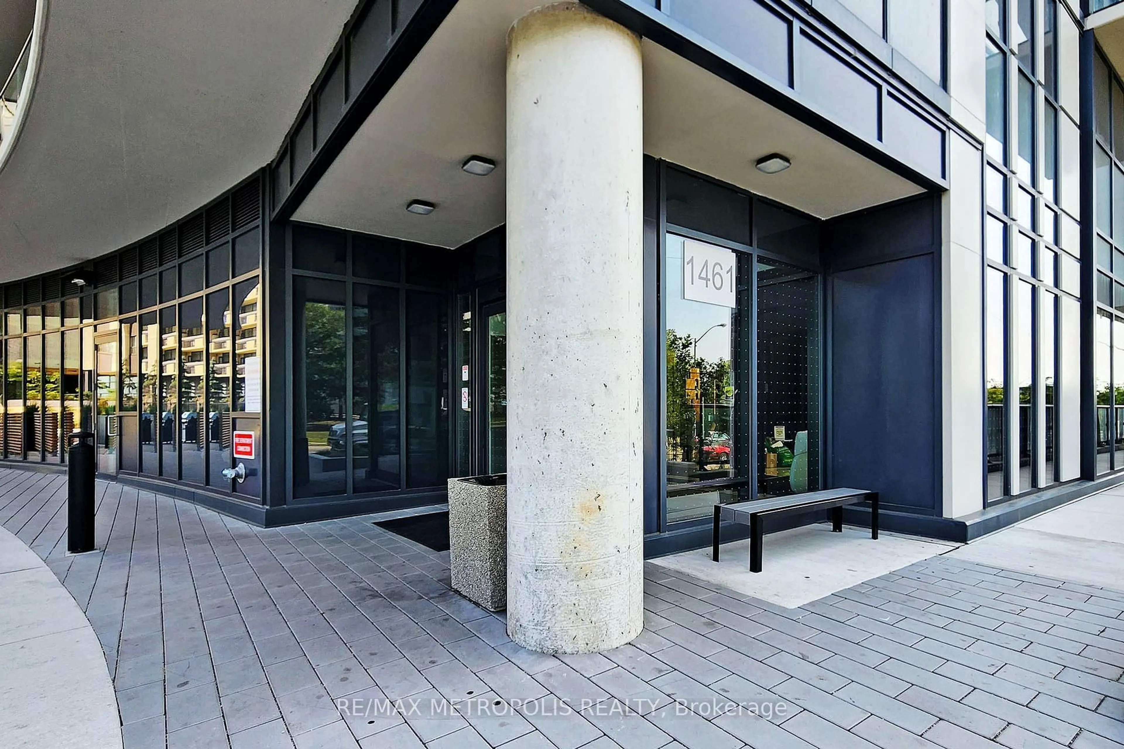 Indoor foyer for 1461 Lawrence Ave #2103, Toronto Ontario M6L 0A6