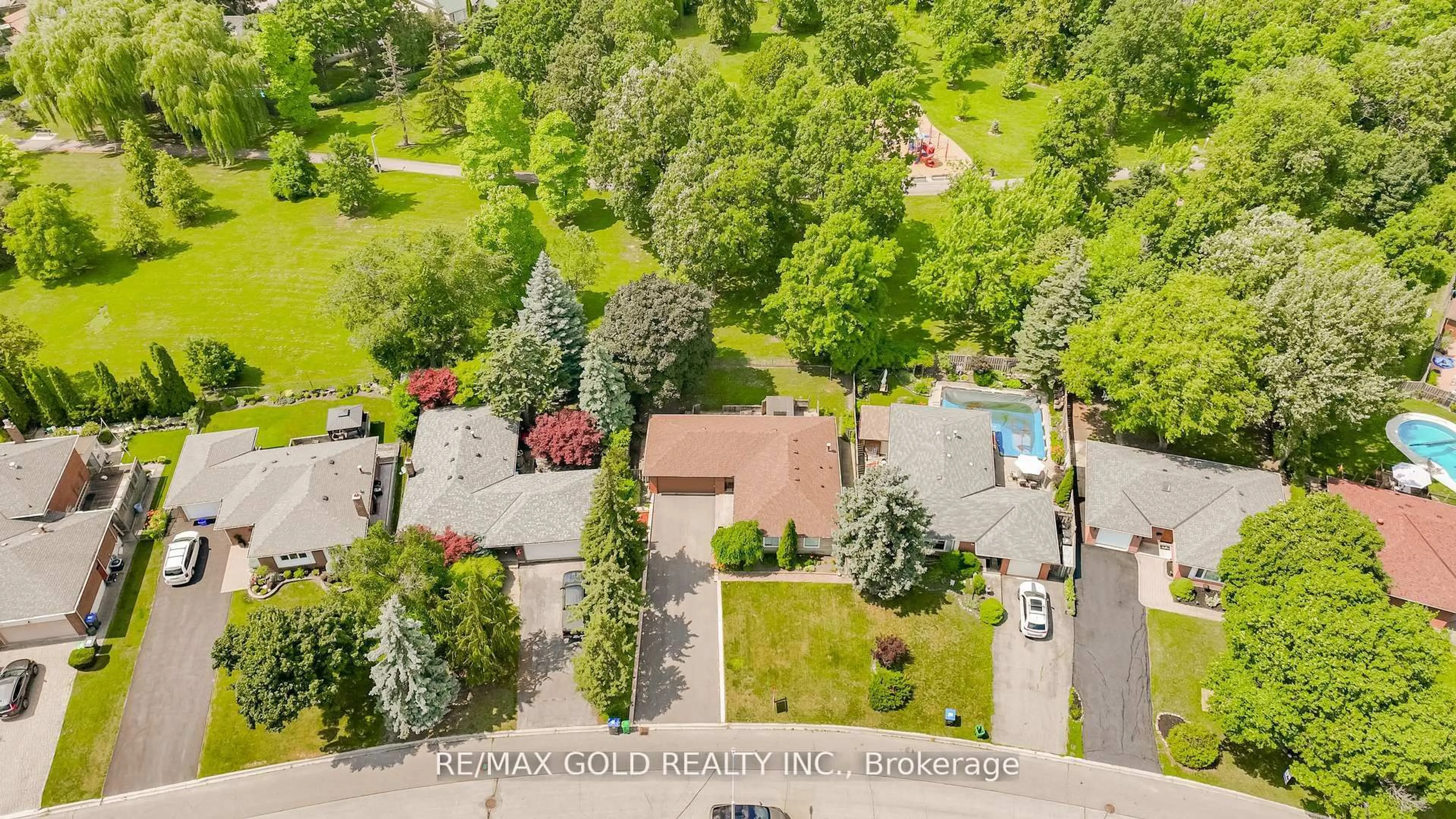 A pic from outside/outdoor area/front of a property/back of a property/a pic from drone, street for 29 Devonshire Dr, Brampton Ontario L6T 3G5