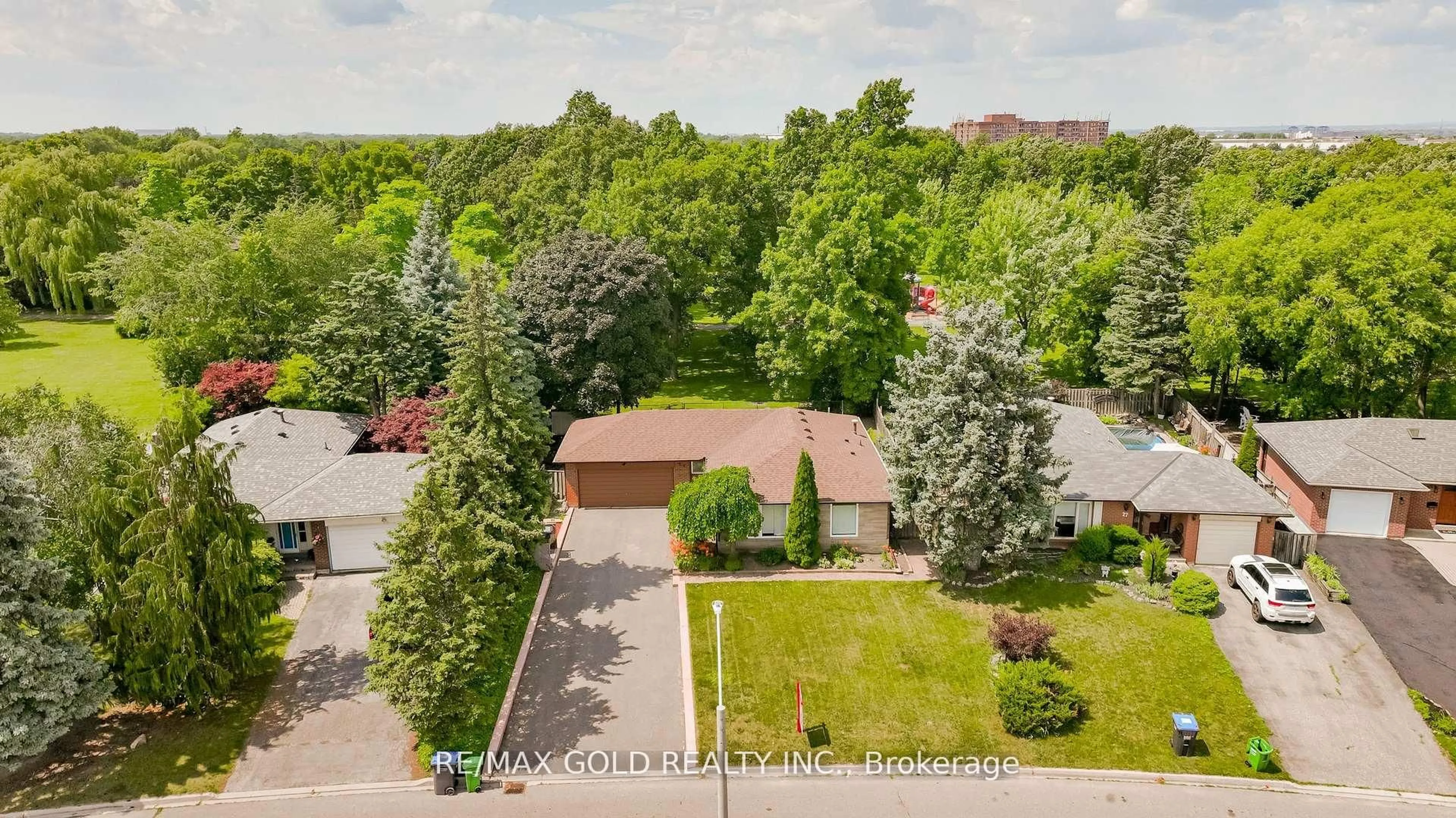 A pic from outside/outdoor area/front of a property/back of a property/a pic from drone, unknown for 29 Devonshire Dr, Brampton Ontario L6T 3G5
