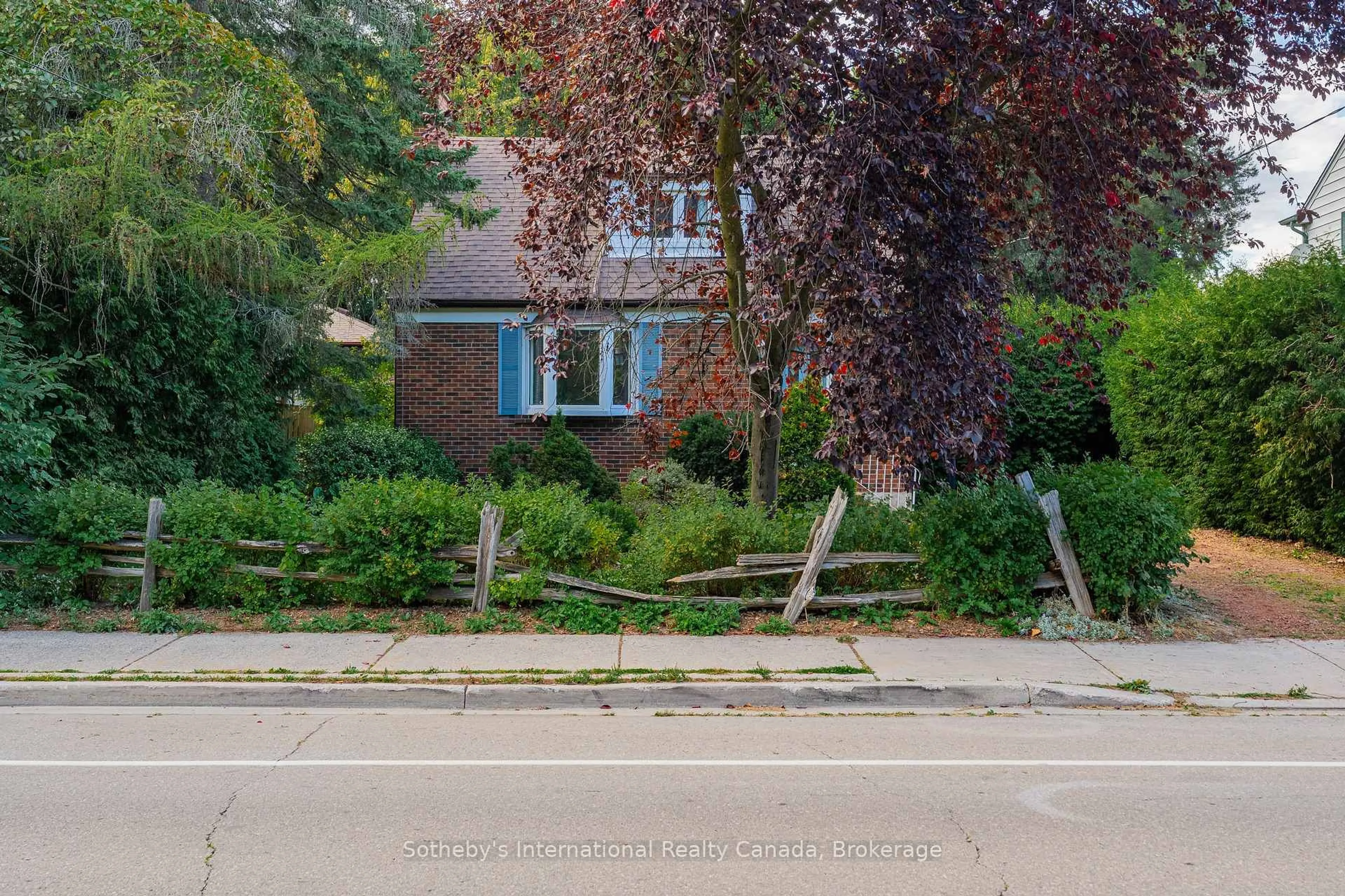 A pic from outside/outdoor area/front of a property/back of a property/a pic from drone, street for 1807 Orr Rd, Mississauga Ontario L5J 1B8