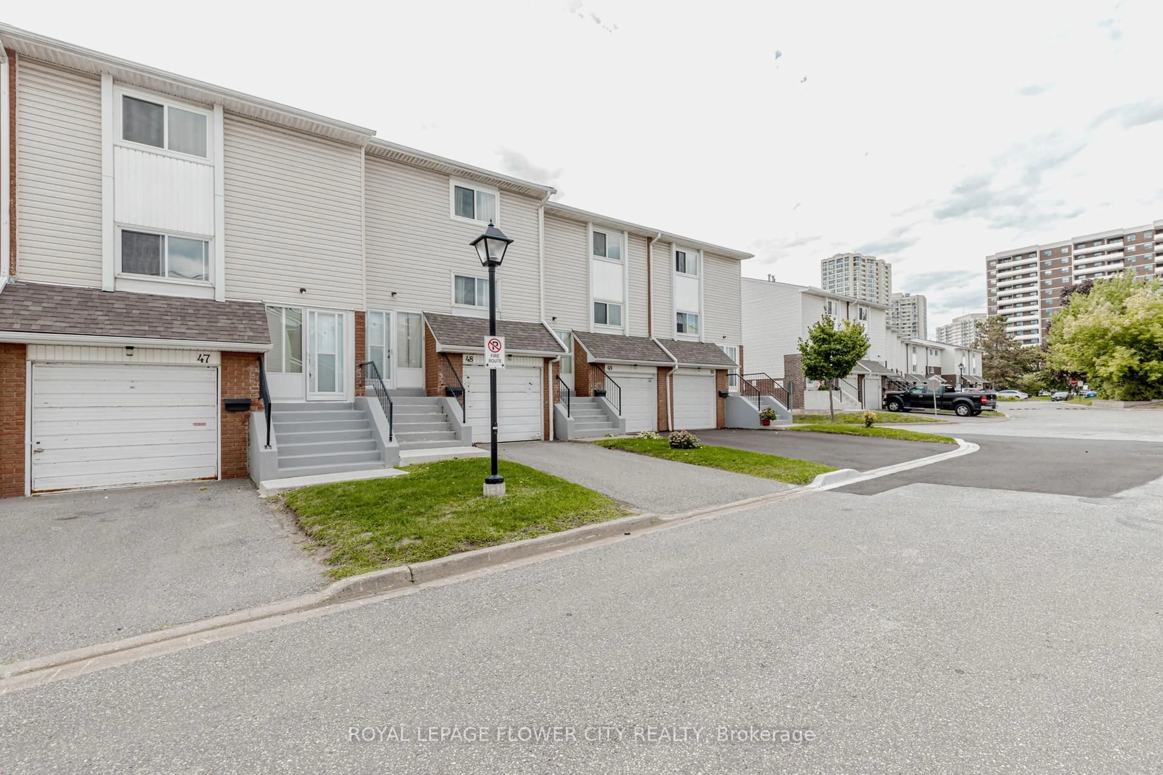 A pic from outside/outdoor area/front of a property/back of a property/a pic from drone, street for 47 Franklin Crt #61, Brampton Ontario L6T 3Z1