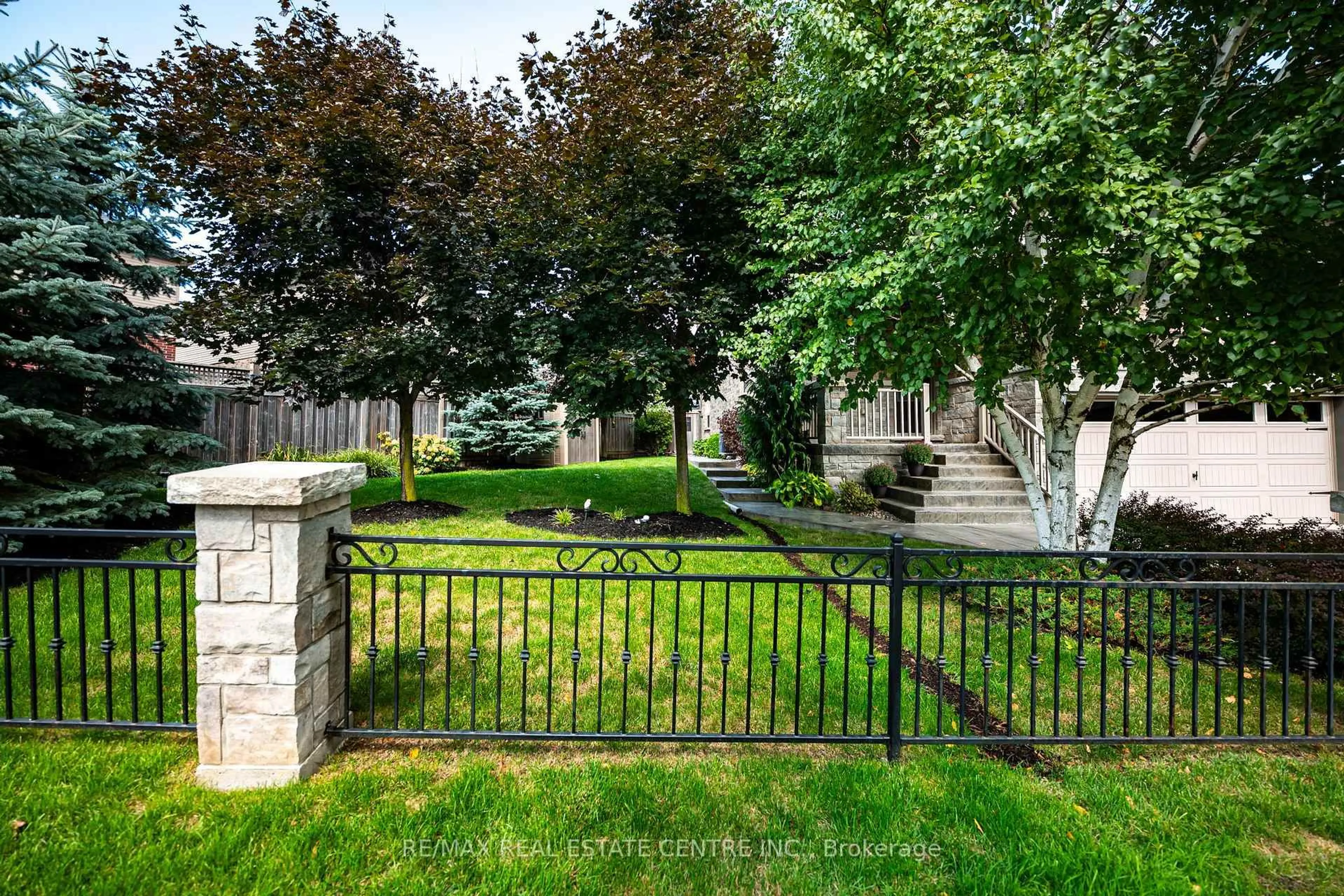 A pic from outside/outdoor area/front of a property/back of a property/a pic from drone, street for 33 Wardlaw Ave, Orangeville Ontario L9W 6K1