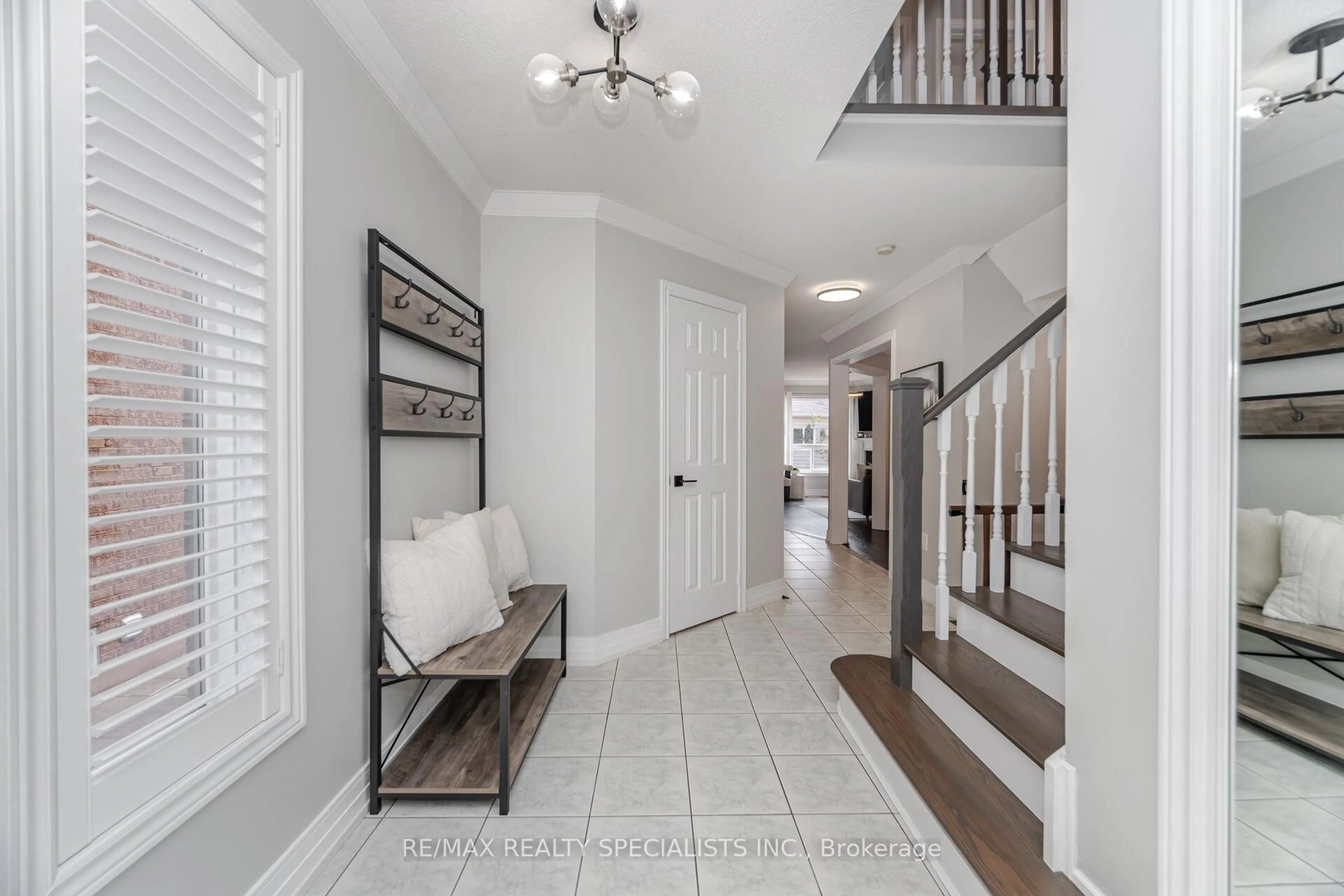 Indoor entryway for 5196 Red Brush Dr, Mississauga Ontario L4Z 4B4