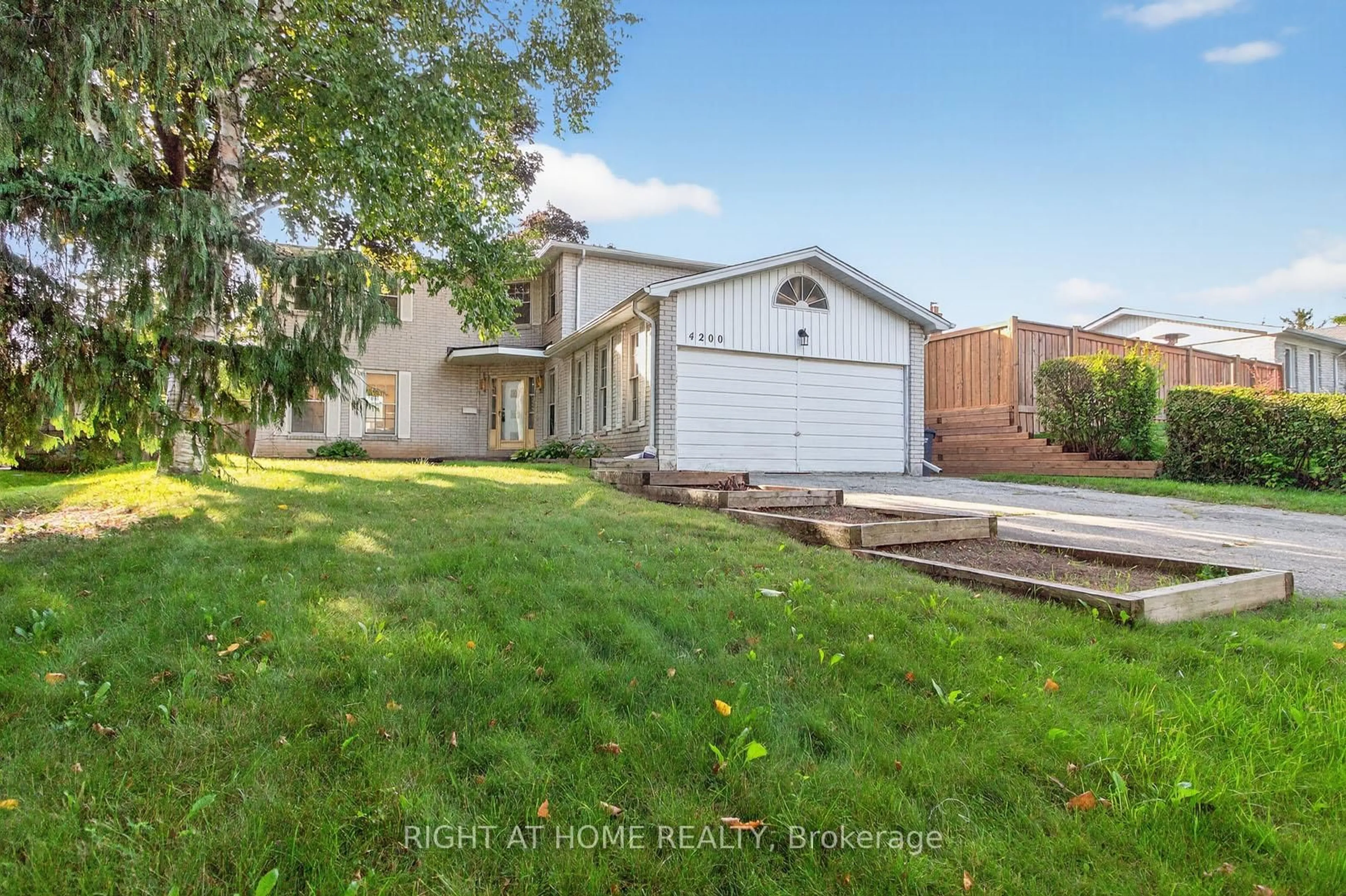 A pic from outside/outdoor area/front of a property/back of a property/a pic from drone, street for 4200 Garrowhill Tr, Mississauga Ontario L4W 2H4