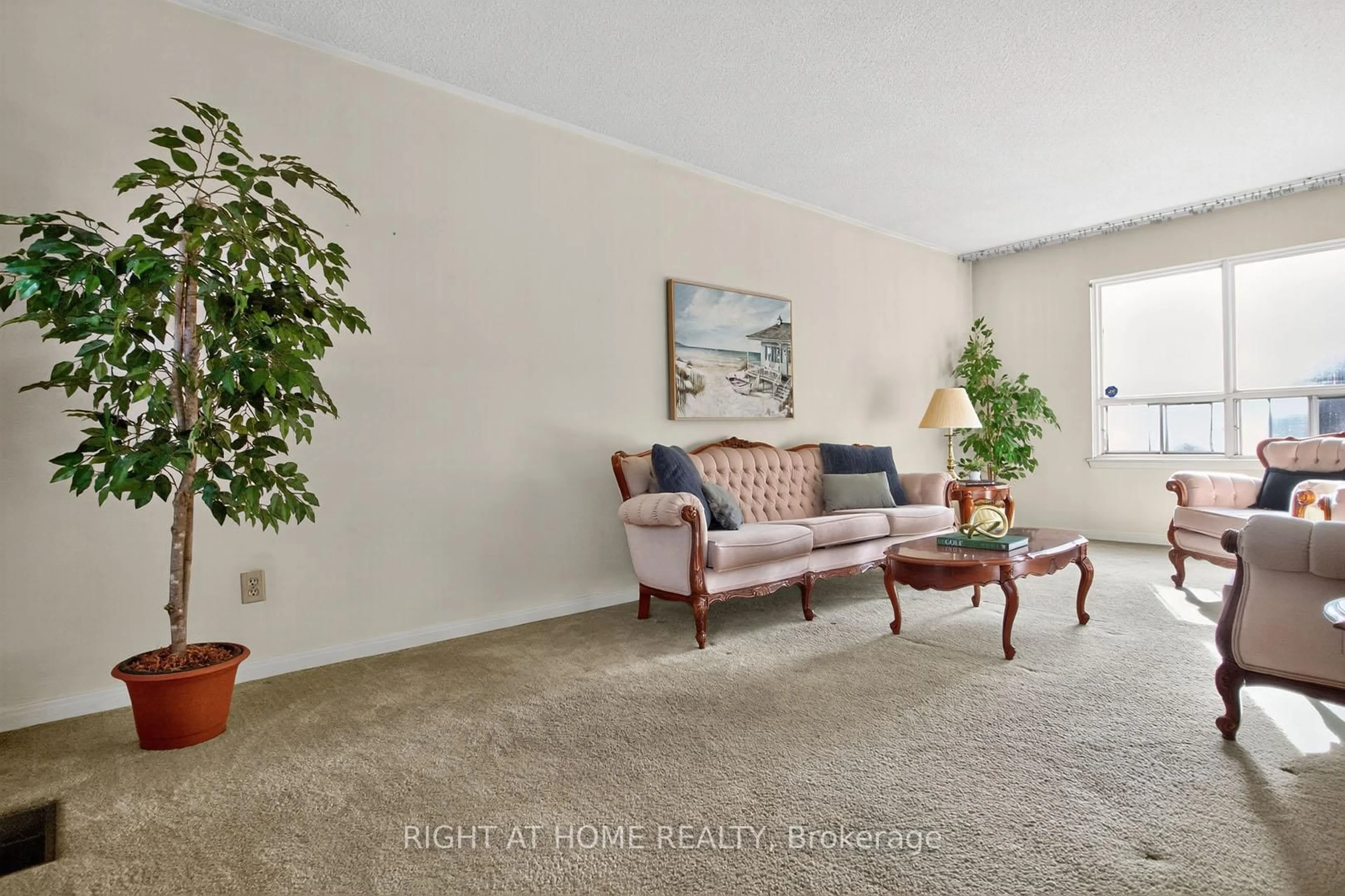 Living room with furniture, carpet floor for 4200 Garrowhill Tr, Mississauga Ontario L4W 2H4