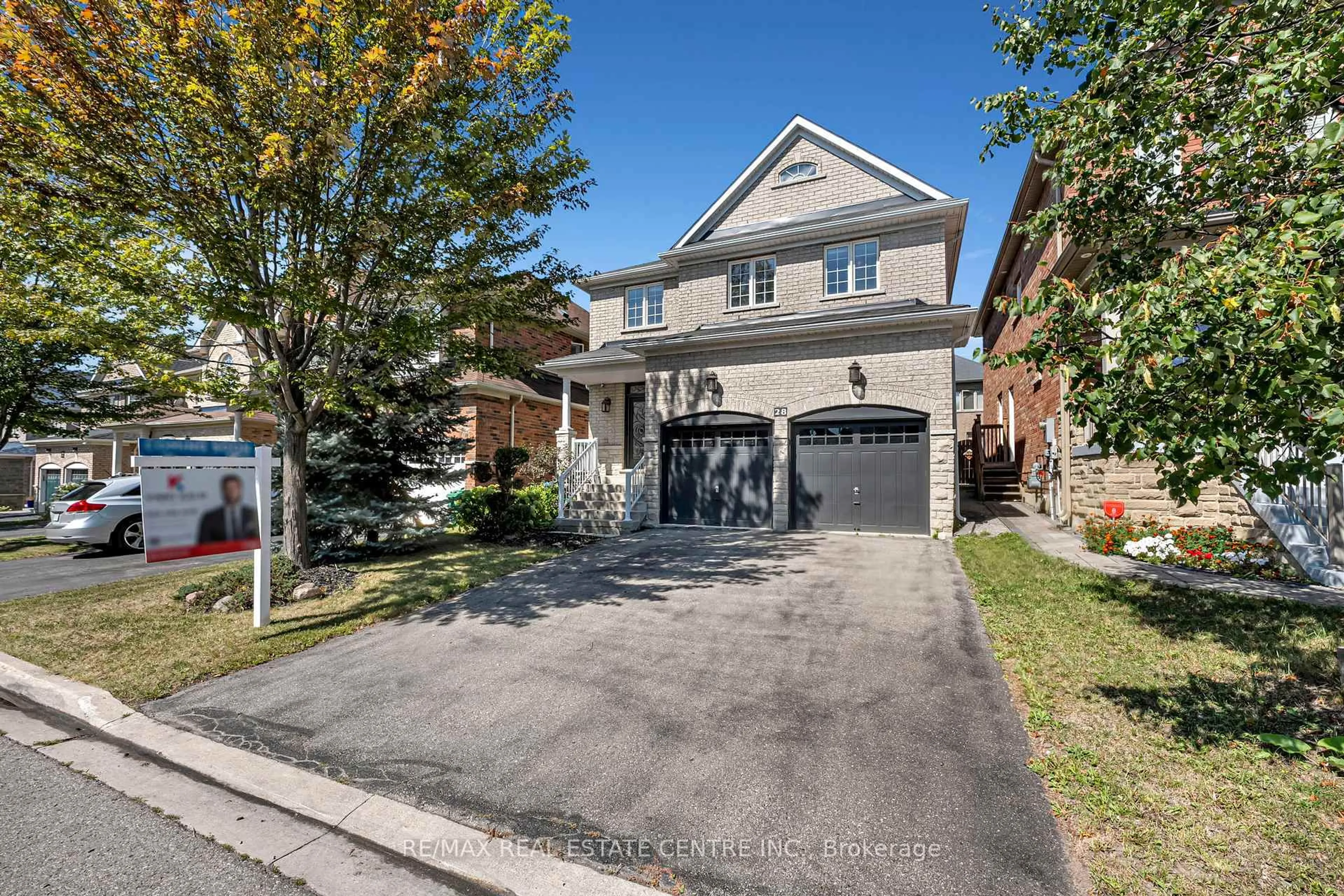 Home with brick exterior material, street for 28 Fallharvest Ave, Brampton Ontario L6Y 0P2