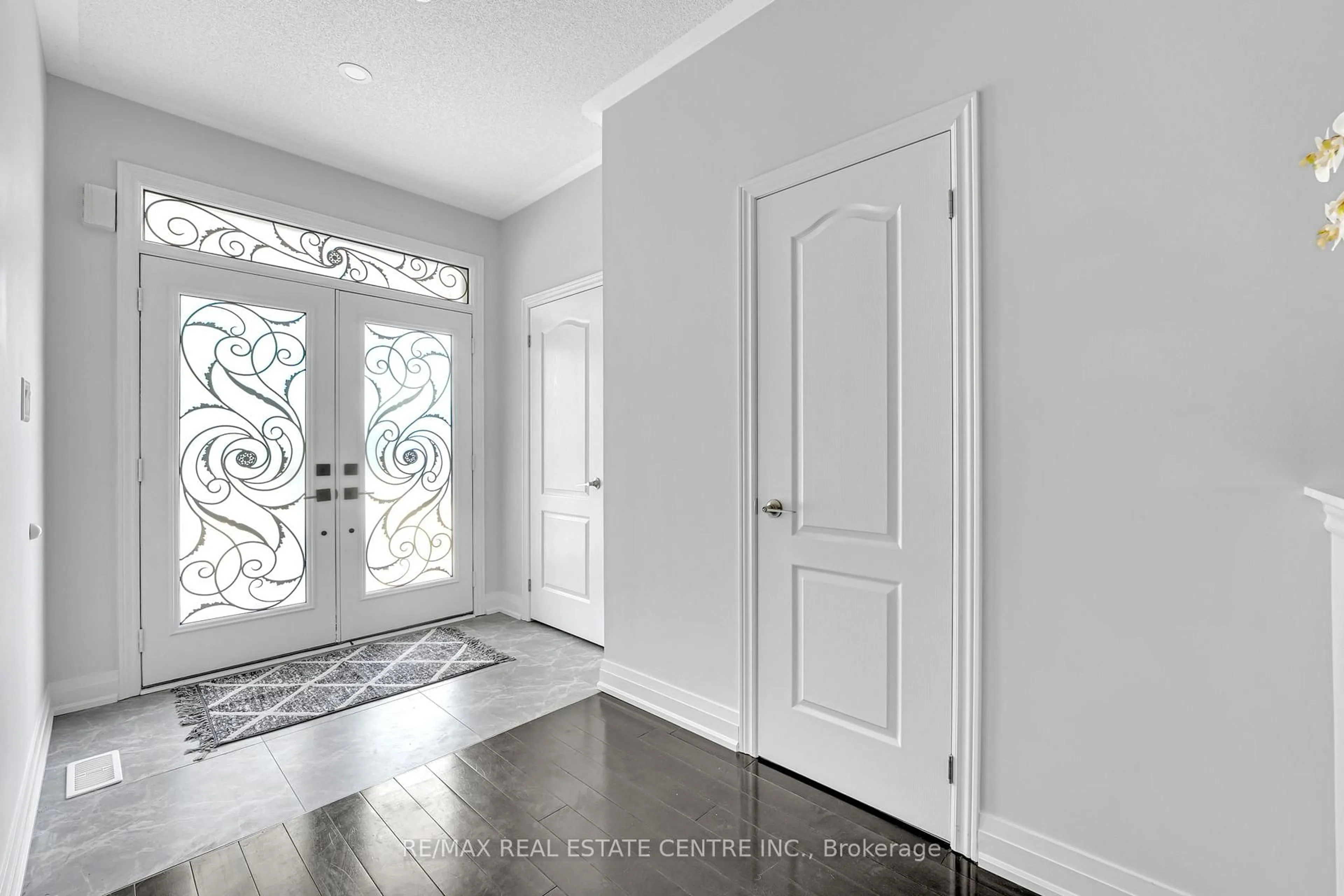 Indoor entryway for 28 Fallharvest Ave, Brampton Ontario L6Y 0P2
