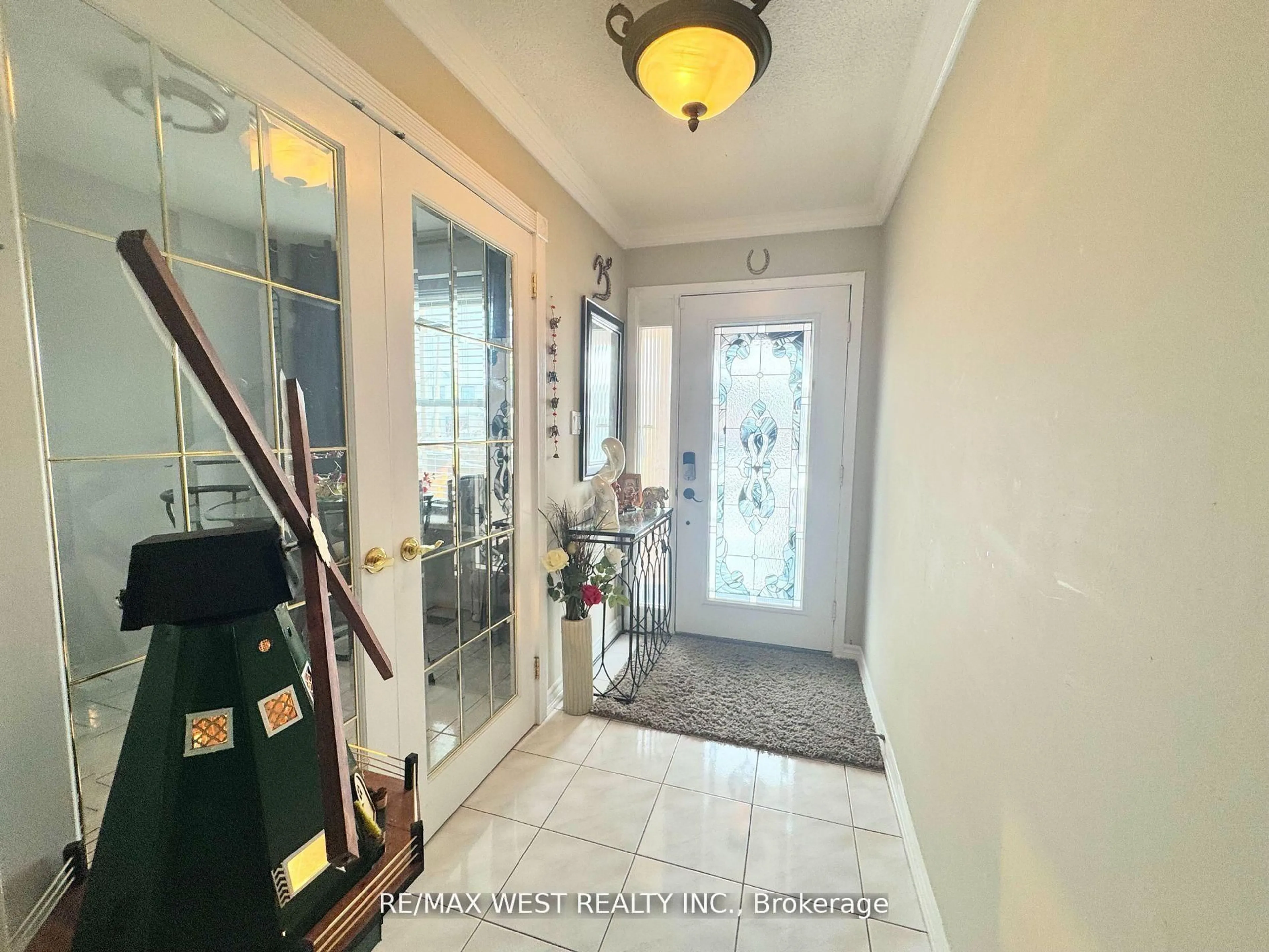 Indoor foyer for 425 Hansen Rd, Brampton Ontario L6V 3P6