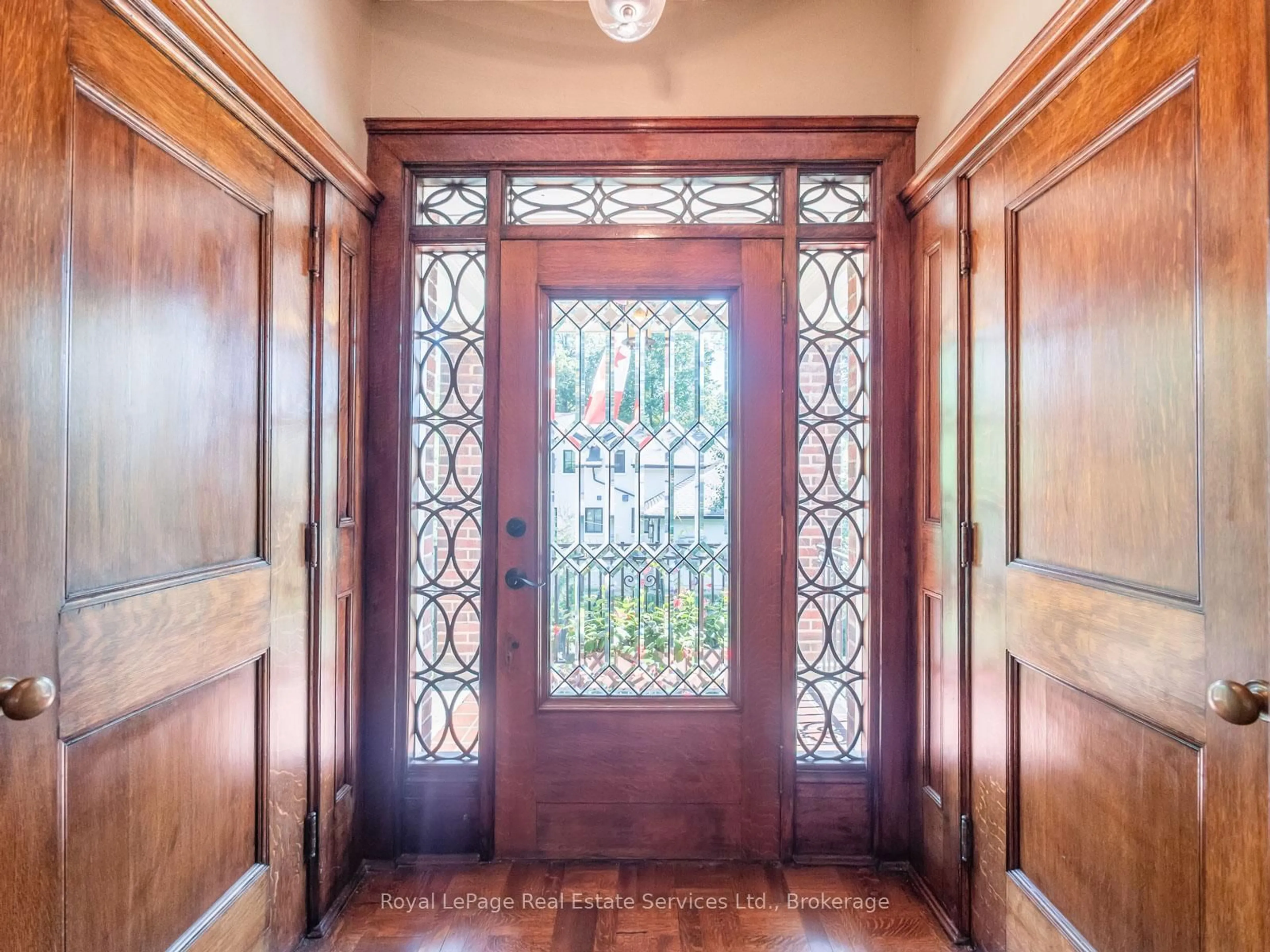 Indoor entryway for 184 King St, Oakville Ontario L6J 1B4