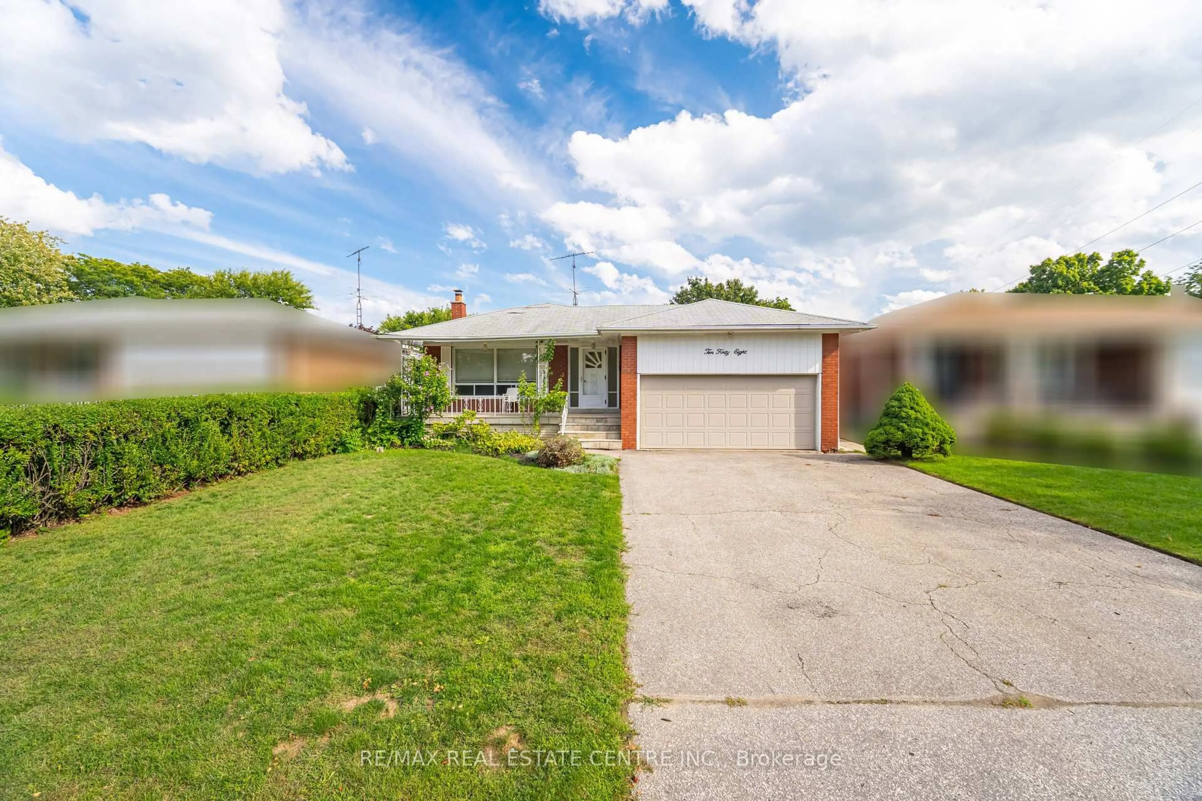 A pic from outside/outdoor area/front of a property/back of a property/a pic from drone, street for 1048 Melton Dr, Mississauga Ontario L4Y 1L1